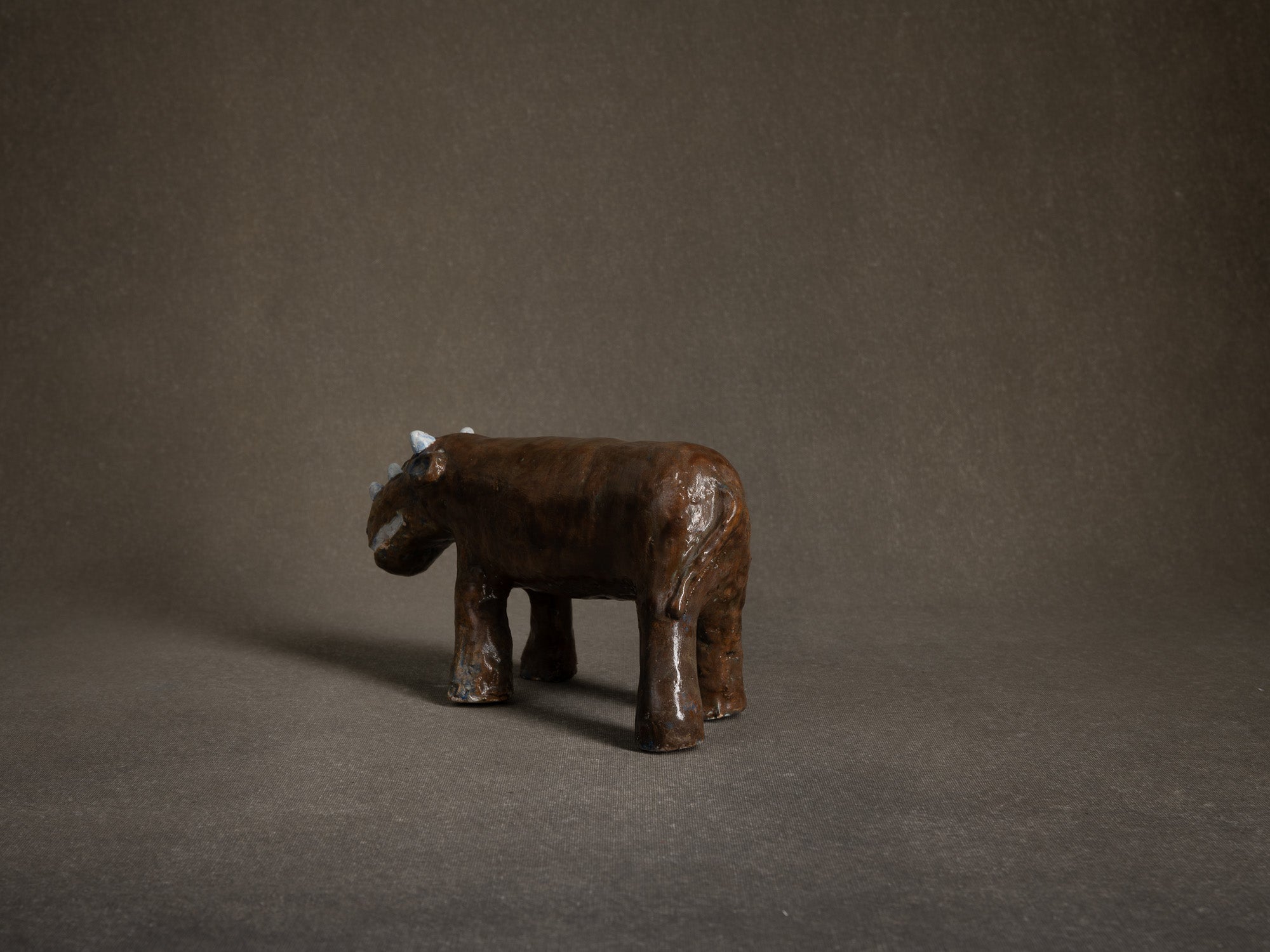 Sculpture "Dinosaure" ou "Rhinocéros" par Fernand Joris, Belgique (1951-66)..Unique outsider art clay sculpture "Rhino" or "Dinosaurus" by Fernand Joris, Belgium (1951-66)