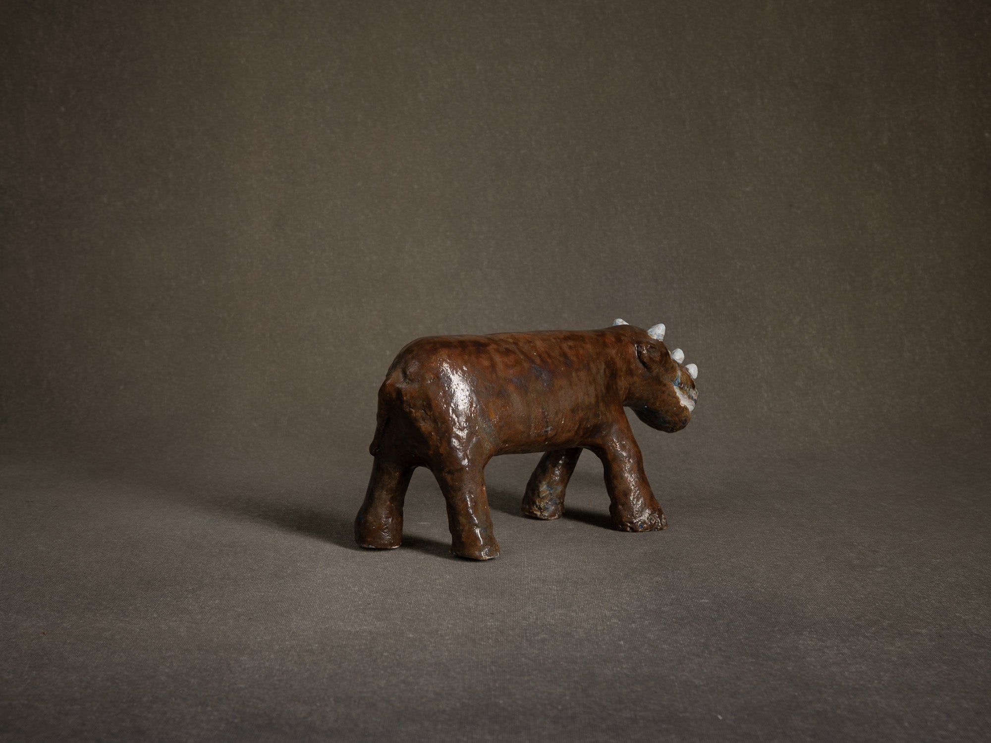 Sculpture "Dinosaure" ou "Rhinocéros" par Fernand Joris, Belgique (1951-66)..Unique outsider art clay sculpture "Rhino" or "Dinosaurus" by Fernand Joris, Belgium (1951-66)