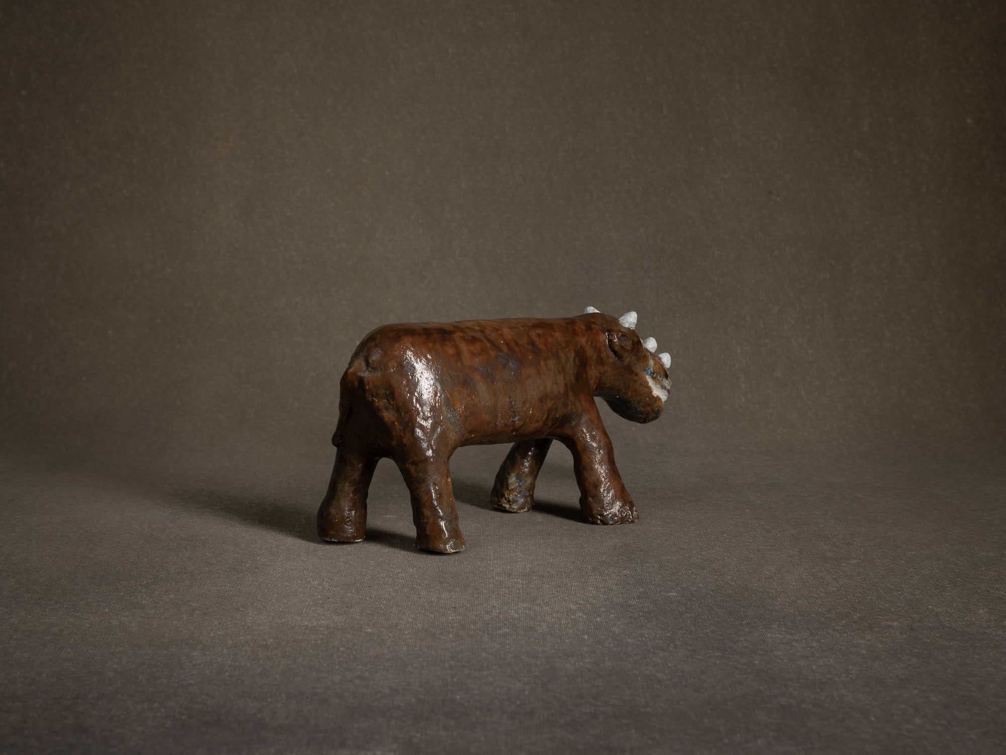 Sculpture "Dinosaure" ou "Rhinocéros" par Fernand Joris, Belgique (1951-66)..Unique outsider art clay sculpture "Rhino" or "Dinosaurus" by Fernand Joris, Belgium (1951-66)