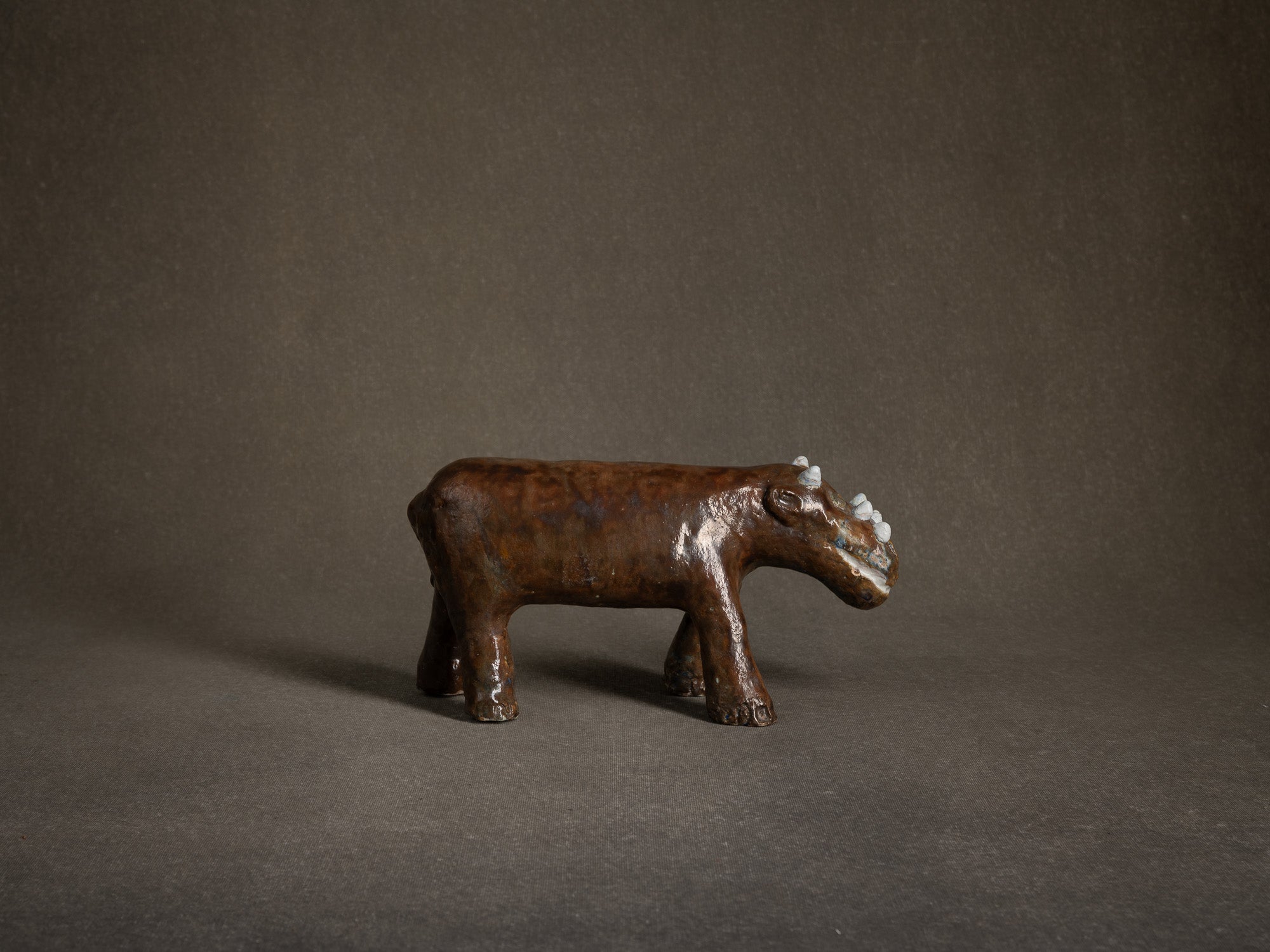 Sculpture "Dinosaure" ou "Rhinocéros" par Fernand Joris, Belgique (1951-66)..Unique outsider art clay sculpture "Rhino" or "Dinosaurus" by Fernand Joris, Belgium (1951-66)
