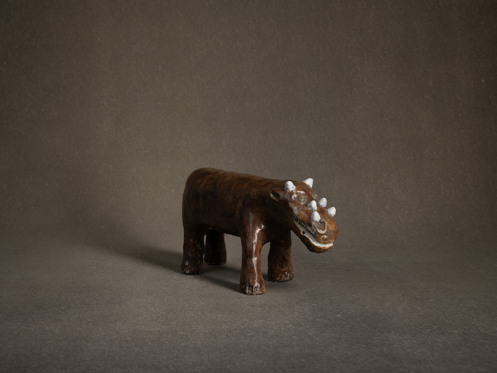 Sculpture "Dinosaure" ou "Rhinocéros" par Fernand Joris, Belgique (1951-66)..Unique outsider art clay sculpture "Rhino" or "Dinosaurus" by Fernand Joris, Belgium (1951-66)