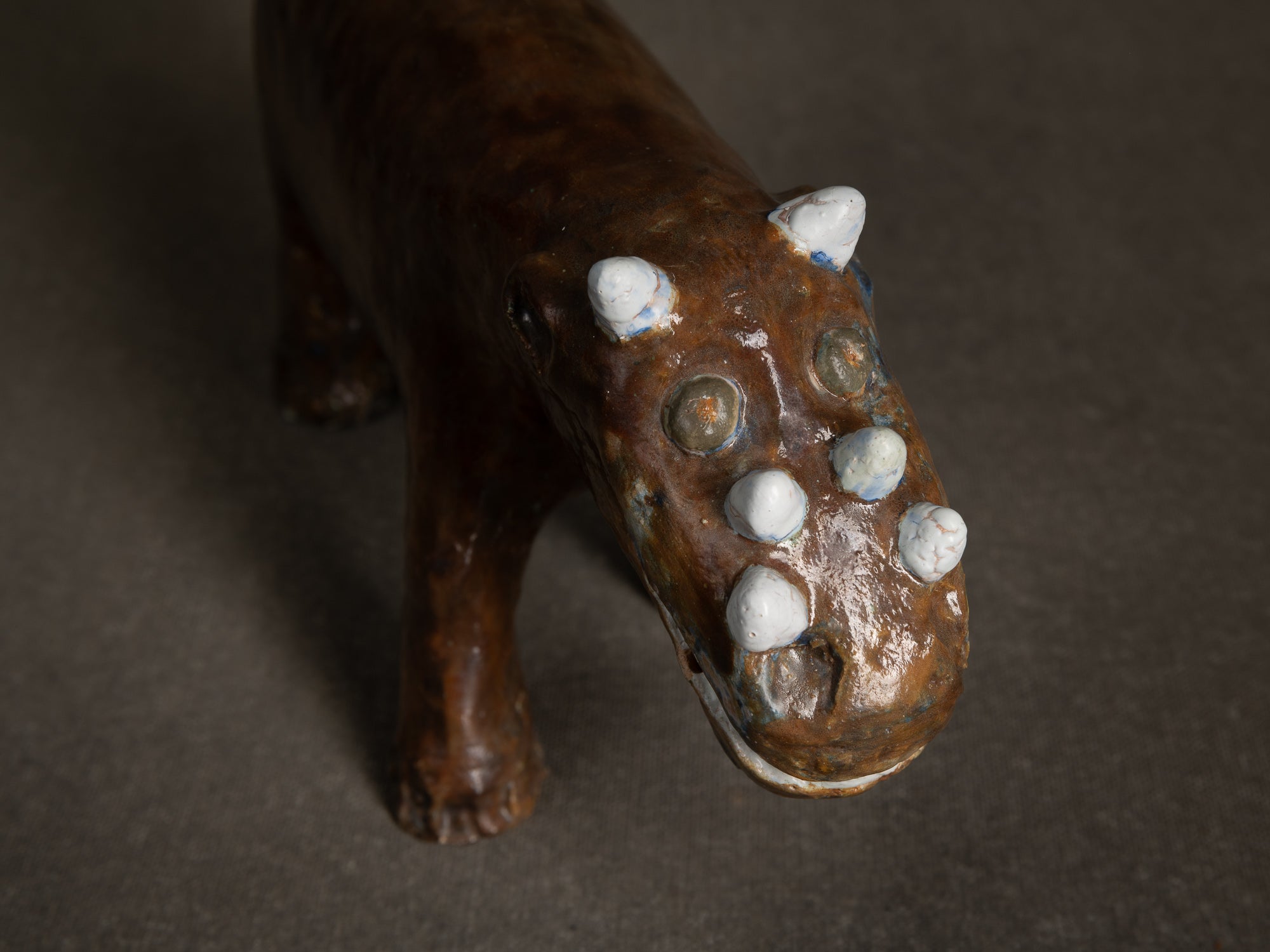 Sculpture "Dinosaure" ou "Rhinocéros" par Fernand Joris, Belgique (1951-66)..Unique outsider art clay sculpture "Rhino" or "Dinosaurus" by Fernand Joris, Belgium (1951-66)