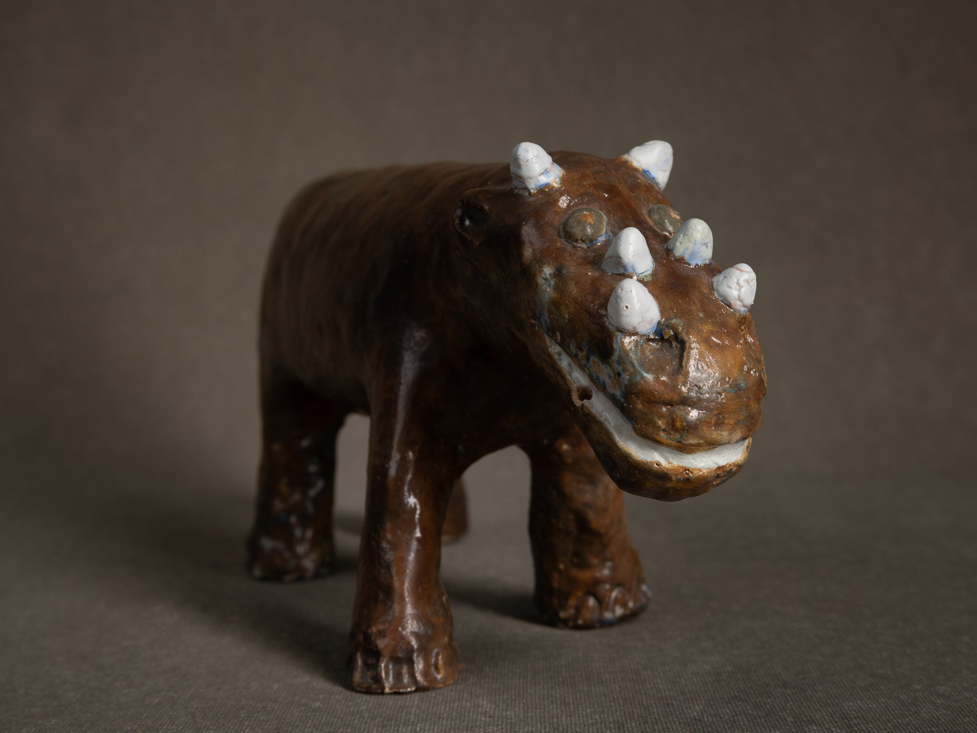 Sculpture "Dinosaure" ou "Rhinocéros" par Fernand Joris, Belgique (1951-66)..Unique outsider art clay sculpture "Rhino" or "Dinosaurus" by Fernand Joris, Belgium (1951-66)