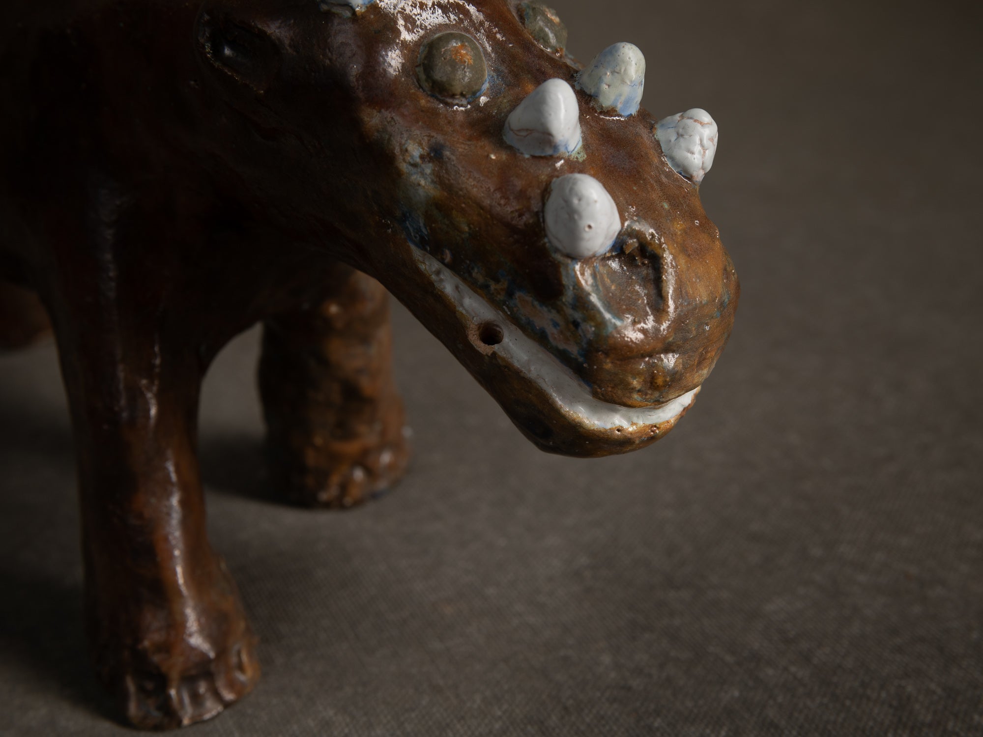 Sculpture "Dinosaure" ou "Rhinocéros" par Fernand Joris, Belgique (1951-66)..Unique outsider art clay sculpture "Rhino" or "Dinosaurus" by Fernand Joris, Belgium (1951-66)
