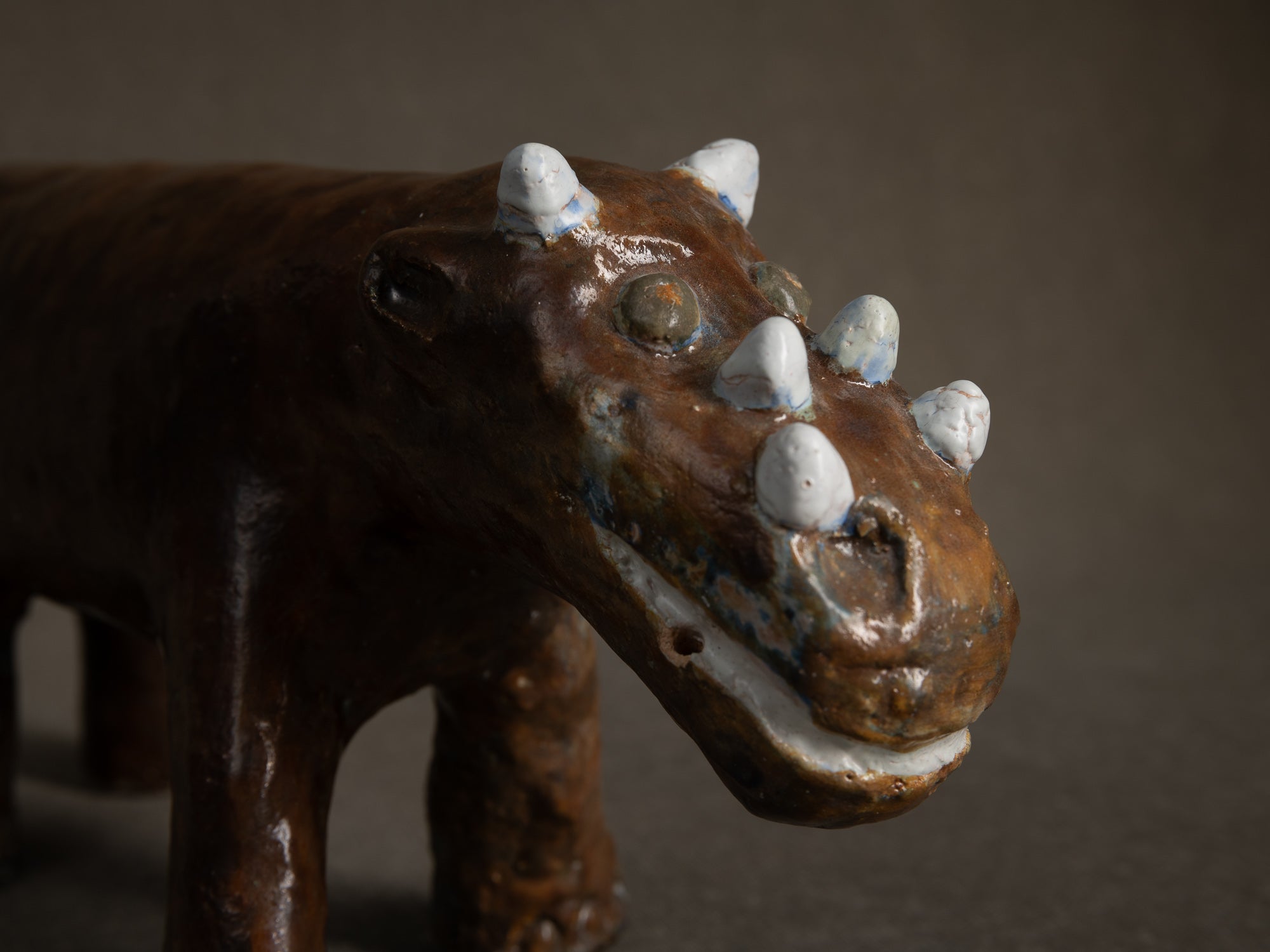 Sculpture "Dinosaure" ou "Rhinocéros" par Fernand Joris, Belgique (1951-66)..Unique outsider art clay sculpture "Rhino" or "Dinosaurus" by Fernand Joris, Belgium (1951-66)