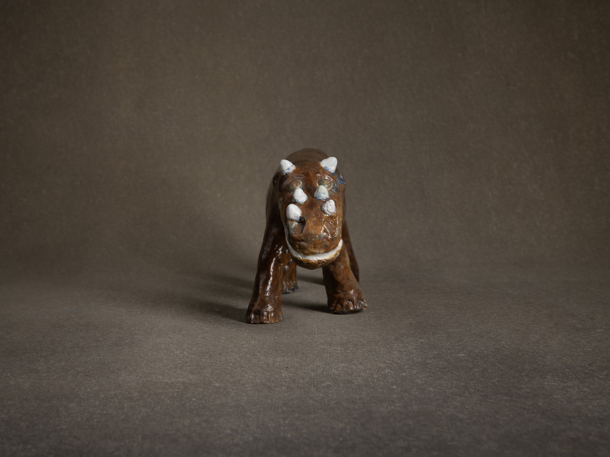 Sculpture "Dinosaure" ou "Rhinocéros" par Fernand Joris, Belgique (1951-66)..Unique outsider art clay sculpture "Rhino" or "Dinosaurus" by Fernand Joris, Belgium (1951-66)