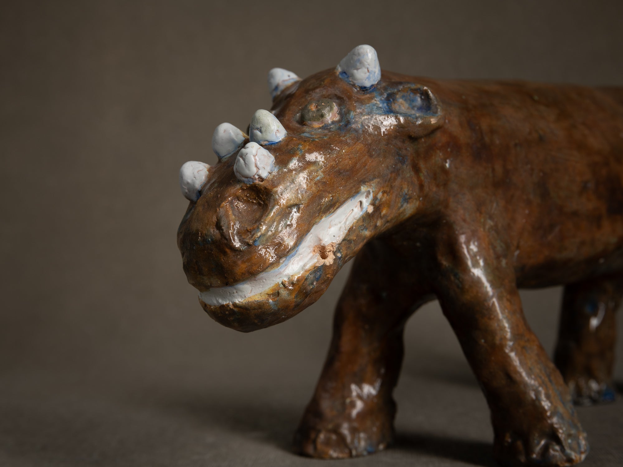 Sculpture "Dinosaure" ou "Rhinocéros" par Fernand Joris, Belgique (1951-66)..Unique outsider art clay sculpture "Rhino" or "Dinosaurus" by Fernand Joris, Belgium (1951-66)