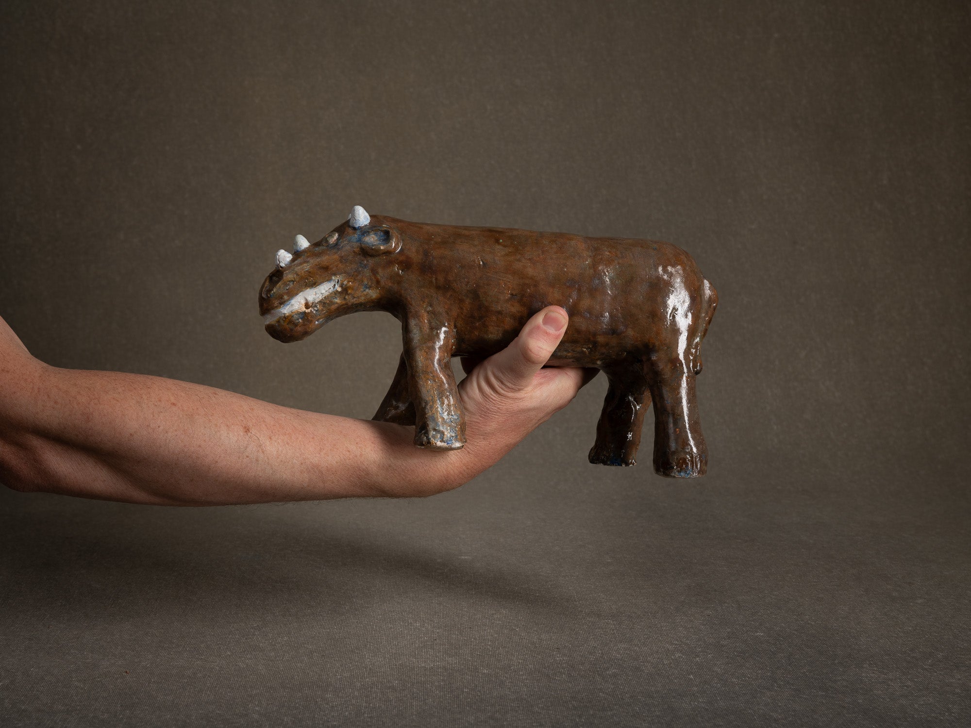 Sculpture "Dinosaure" ou "Rhinocéros" par Fernand Joris, Belgique (1951-66)..Unique outsider art clay sculpture "Rhino" or "Dinosaurus" by Fernand Joris, Belgium (1951-66)