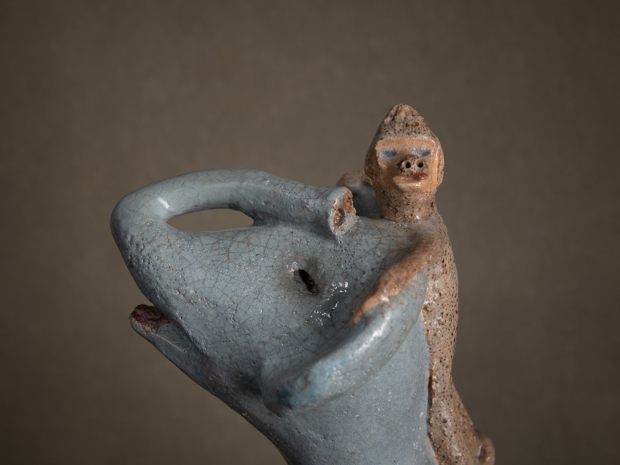 Sculpture, le cirque "Singe dresseur d'éléphant" par Fernand Joris, Belgique (1961)..Unique outsider art clay sculpture, the circus "Elephant trainer monkey" by Fernand Joris, Belgium (1961)