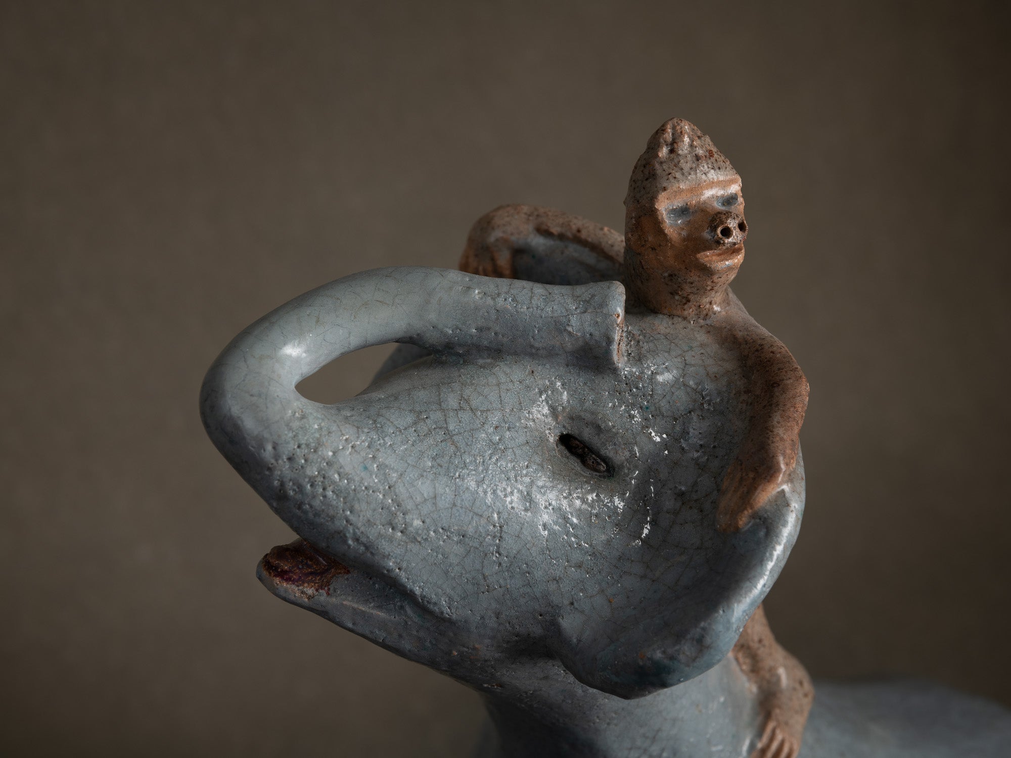 Sculpture, le cirque "Singe dresseur d'éléphant" par Fernand Joris, Belgique (1961)..Unique outsider art clay sculpture, the circus "Elephant trainer monkey" by Fernand Joris, Belgium (1961)