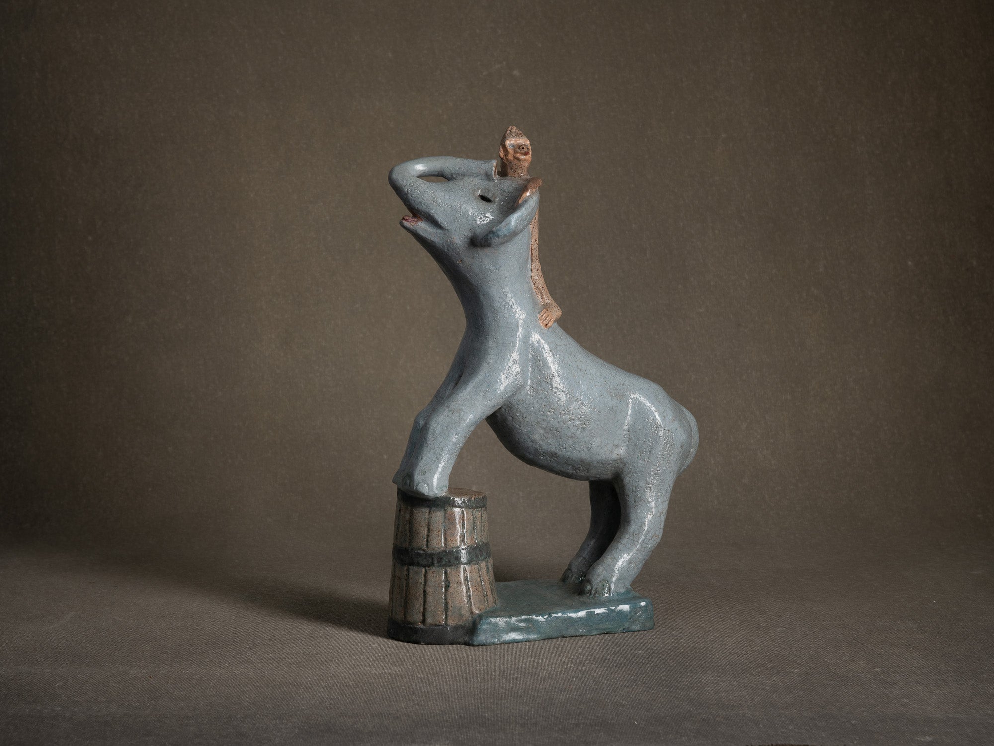 Sculpture, le cirque "Singe dresseur d'éléphant" par Fernand Joris, Belgique (1961)..Unique outsider art clay sculpture, the circus "Elephant trainer monkey" by Fernand Joris, Belgium (1961)