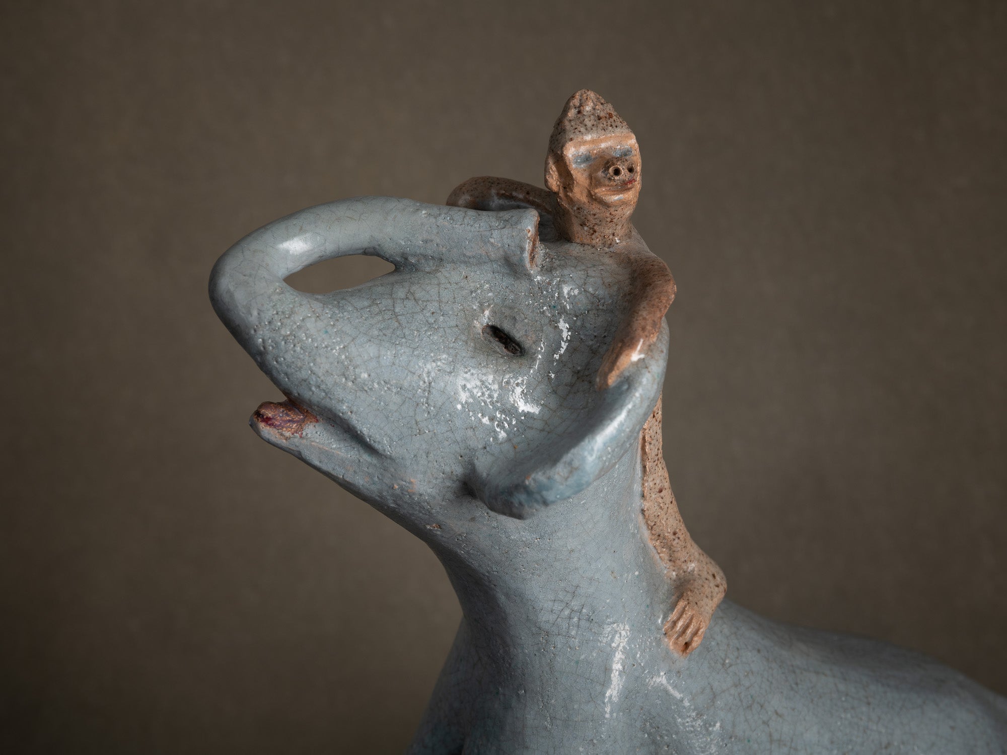 Sculpture, le cirque "Singe dresseur d'éléphant" par Fernand Joris, Belgique (1961)..Unique outsider art clay sculpture, the circus "Elephant trainer monkey" by Fernand Joris, Belgium (1961)