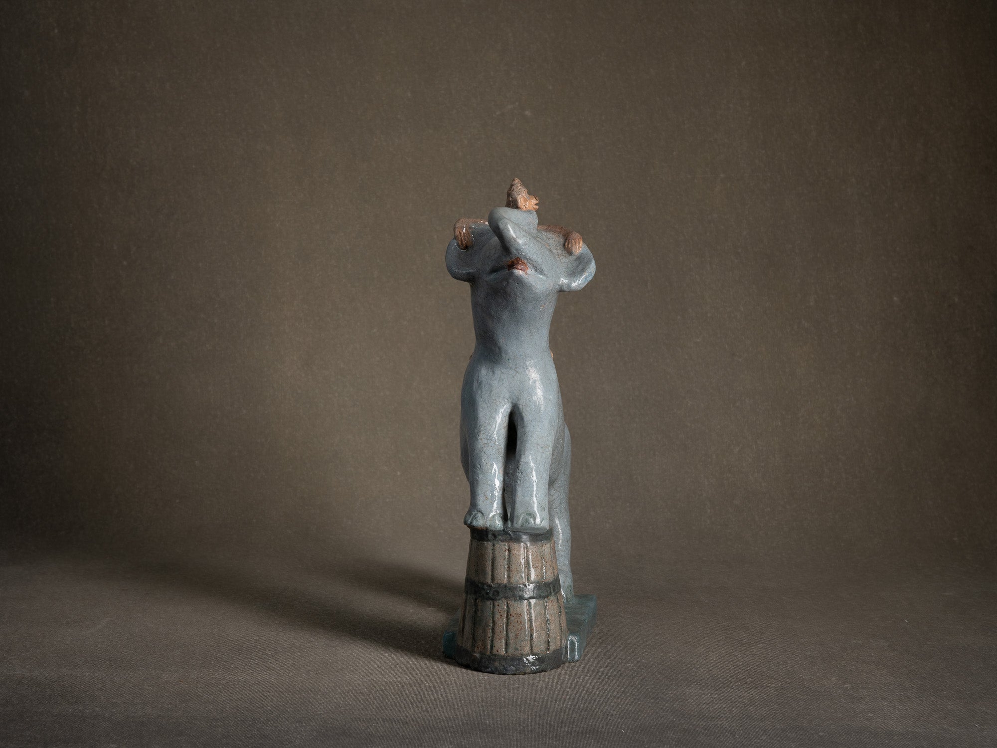 Sculpture, le cirque "Singe dresseur d'éléphant" par Fernand Joris, Belgique (1961)..Unique outsider art clay sculpture, the circus "Elephant trainer monkey" by Fernand Joris, Belgium (1961)