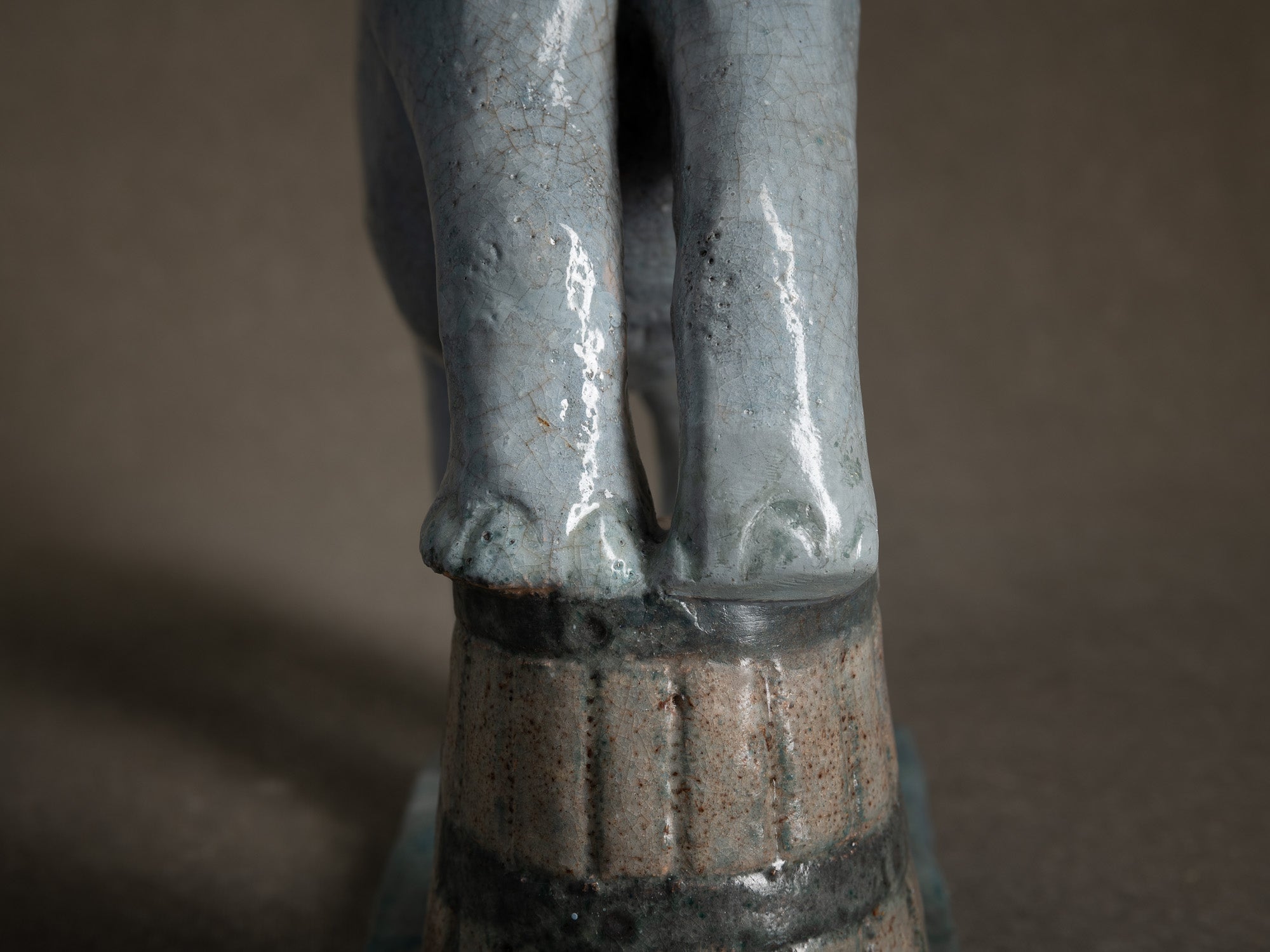 Sculpture, le cirque "Singe dresseur d'éléphant" par Fernand Joris, Belgique (1961)..Unique outsider art clay sculpture, the circus "Elephant trainer monkey" by Fernand Joris, Belgium (1961)