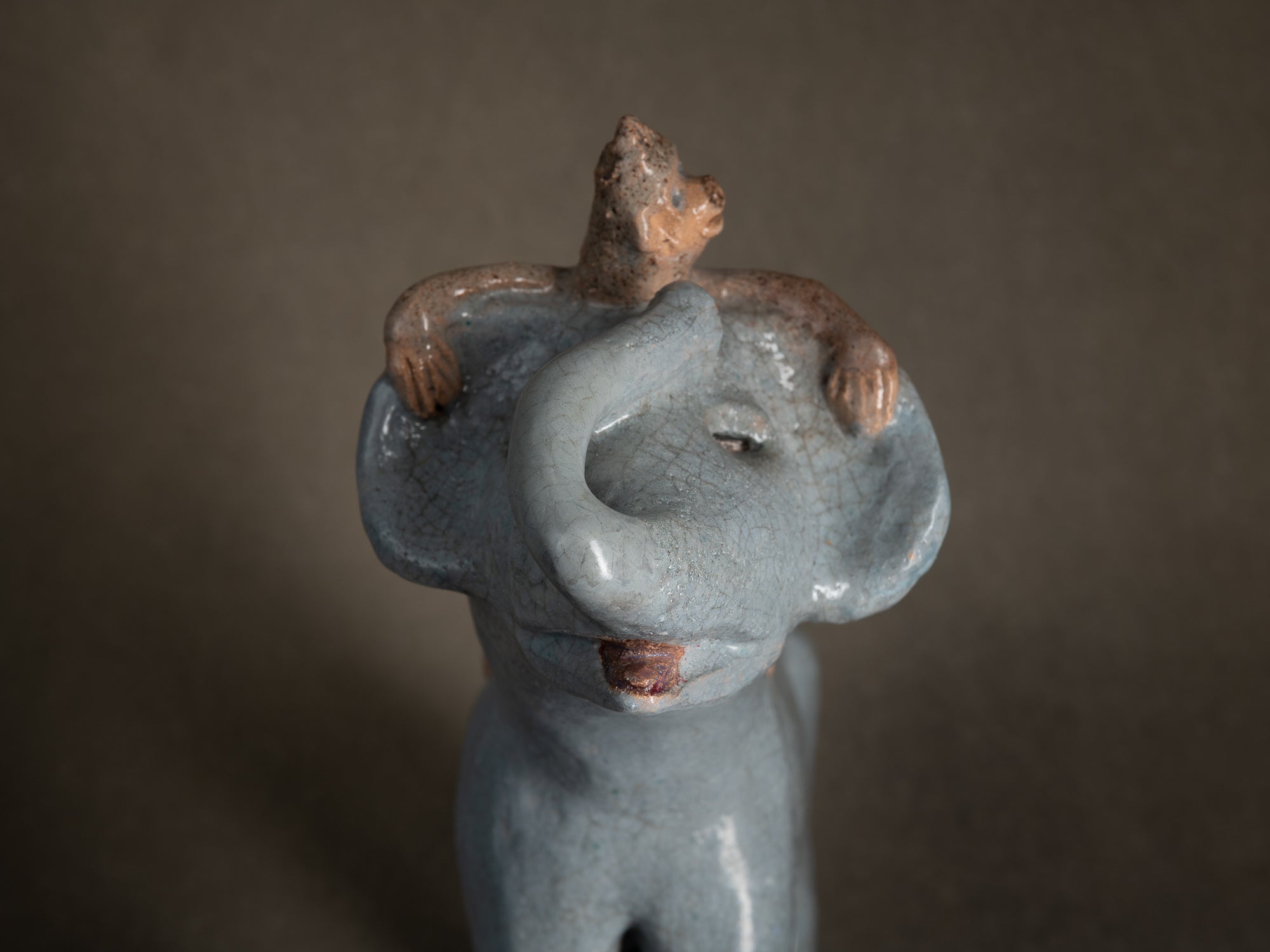 Sculpture, le cirque "Singe dresseur d'éléphant" par Fernand Joris, Belgique (1961)..Unique outsider art clay sculpture, the circus "Elephant trainer monkey" by Fernand Joris, Belgium (1961)
