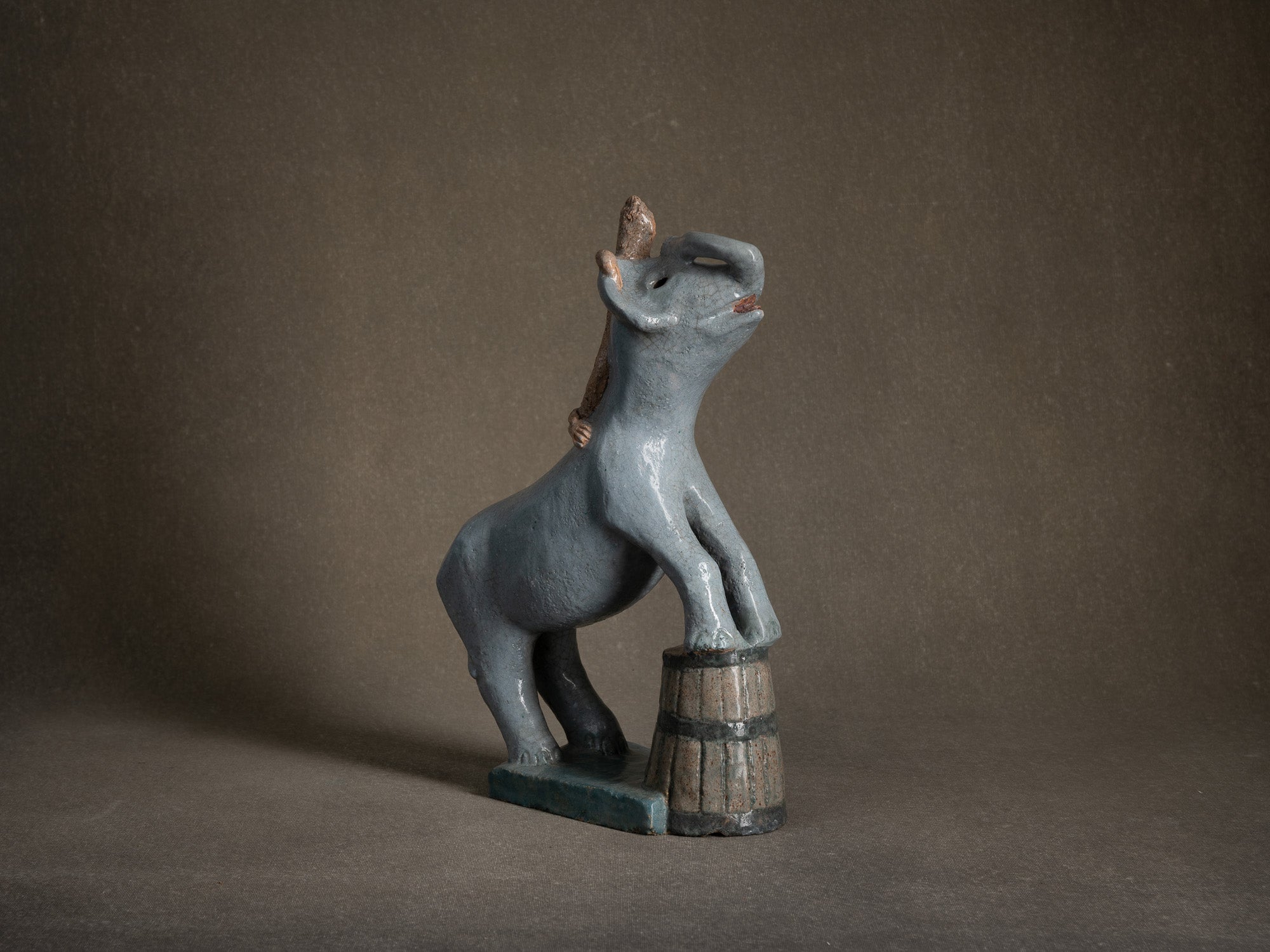 Sculpture, le cirque "Singe dresseur d'éléphant" par Fernand Joris, Belgique (1961)..Unique outsider art clay sculpture, the circus "Elephant trainer monkey" by Fernand Joris, Belgium (1961)