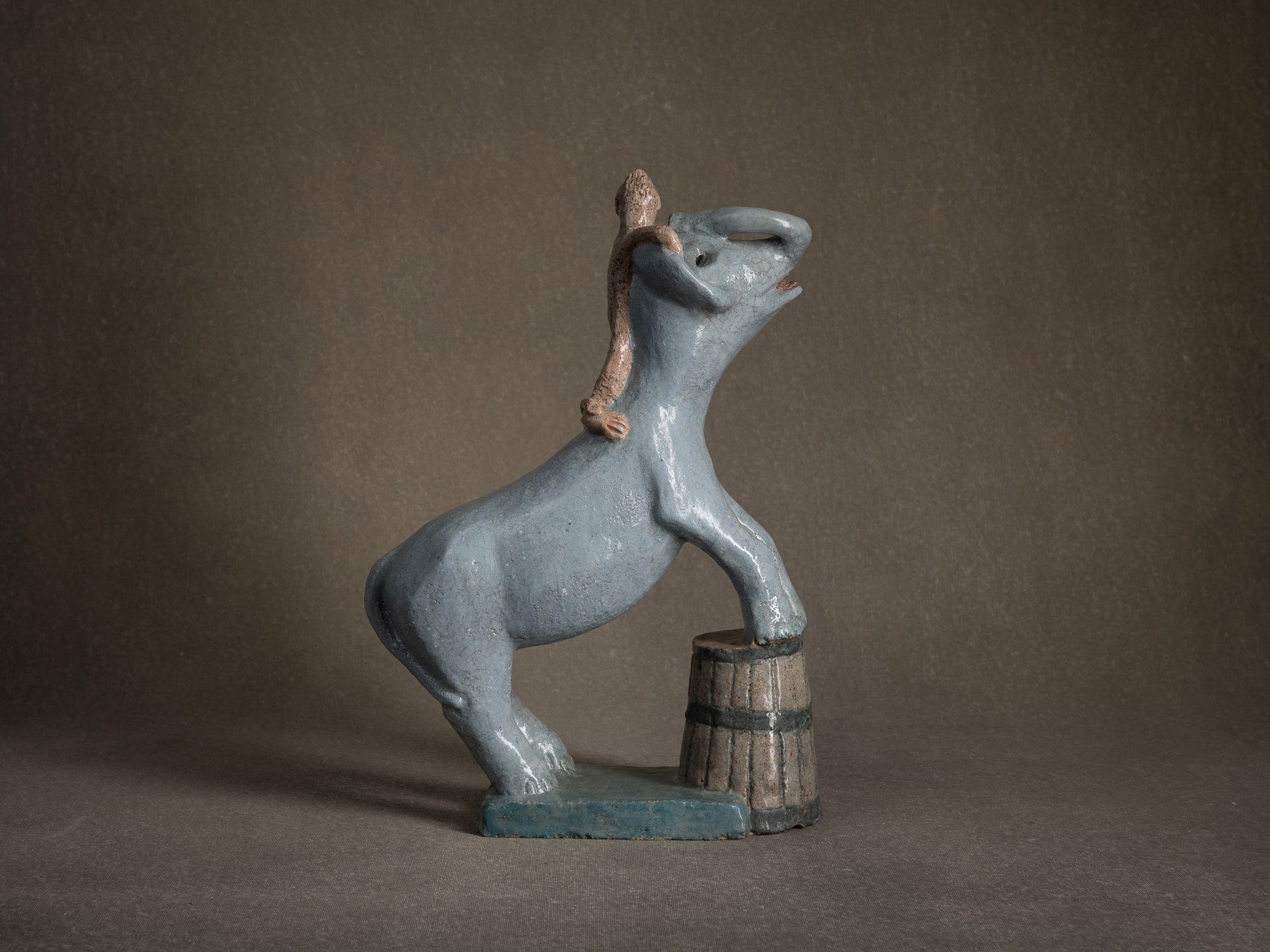 Sculpture, le cirque "Singe dresseur d'éléphant" par Fernand Joris, Belgique (1961)..Unique outsider art clay sculpture, the circus "Elephant trainer monkey" by Fernand Joris, Belgium (1961)