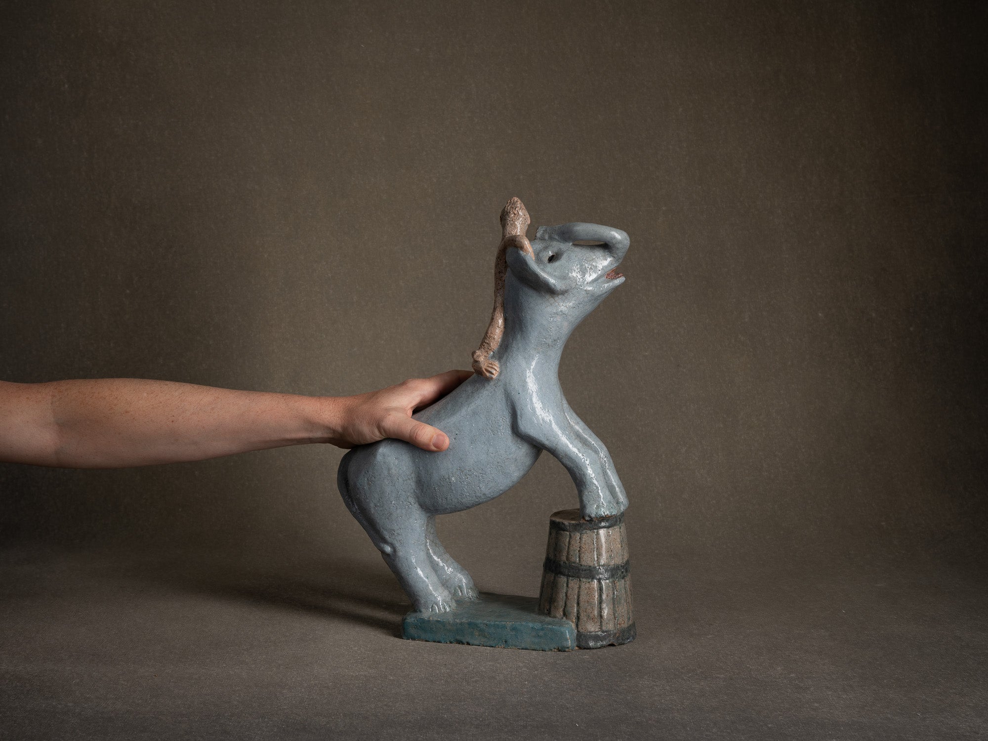Sculpture, le cirque "Singe dresseur d'éléphant" par Fernand Joris, Belgique (1961)..Unique outsider art clay sculpture, the circus "Elephant trainer monkey" by Fernand Joris, Belgium (1961)