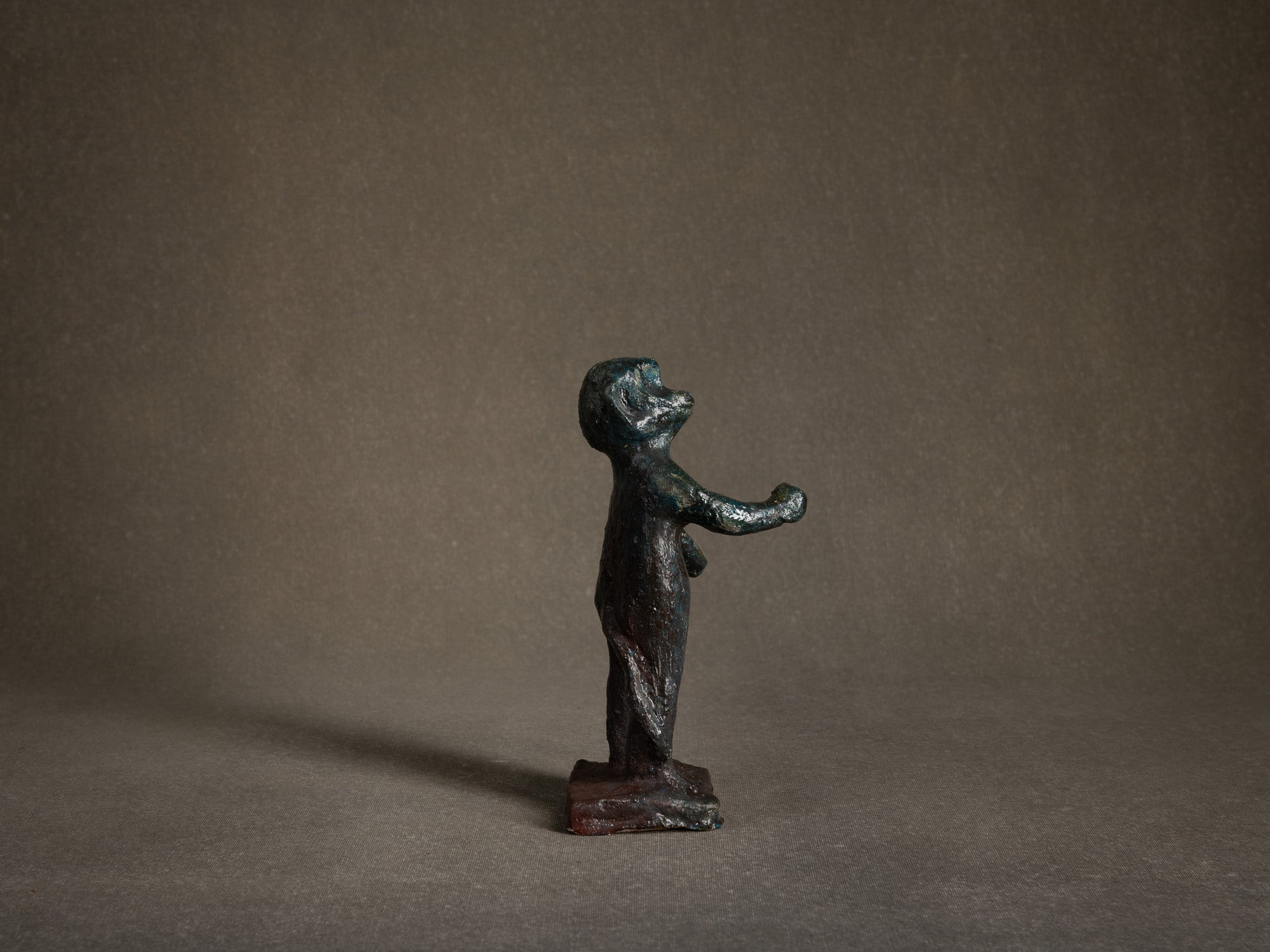 Sculpture, le cirque "Singe musicien" par Fernand Joris, Belgique (1951-66)..Unique outsider art clay sculpture, the circus "musician monkey" by Fernand Joris, Belgium (1951-66)