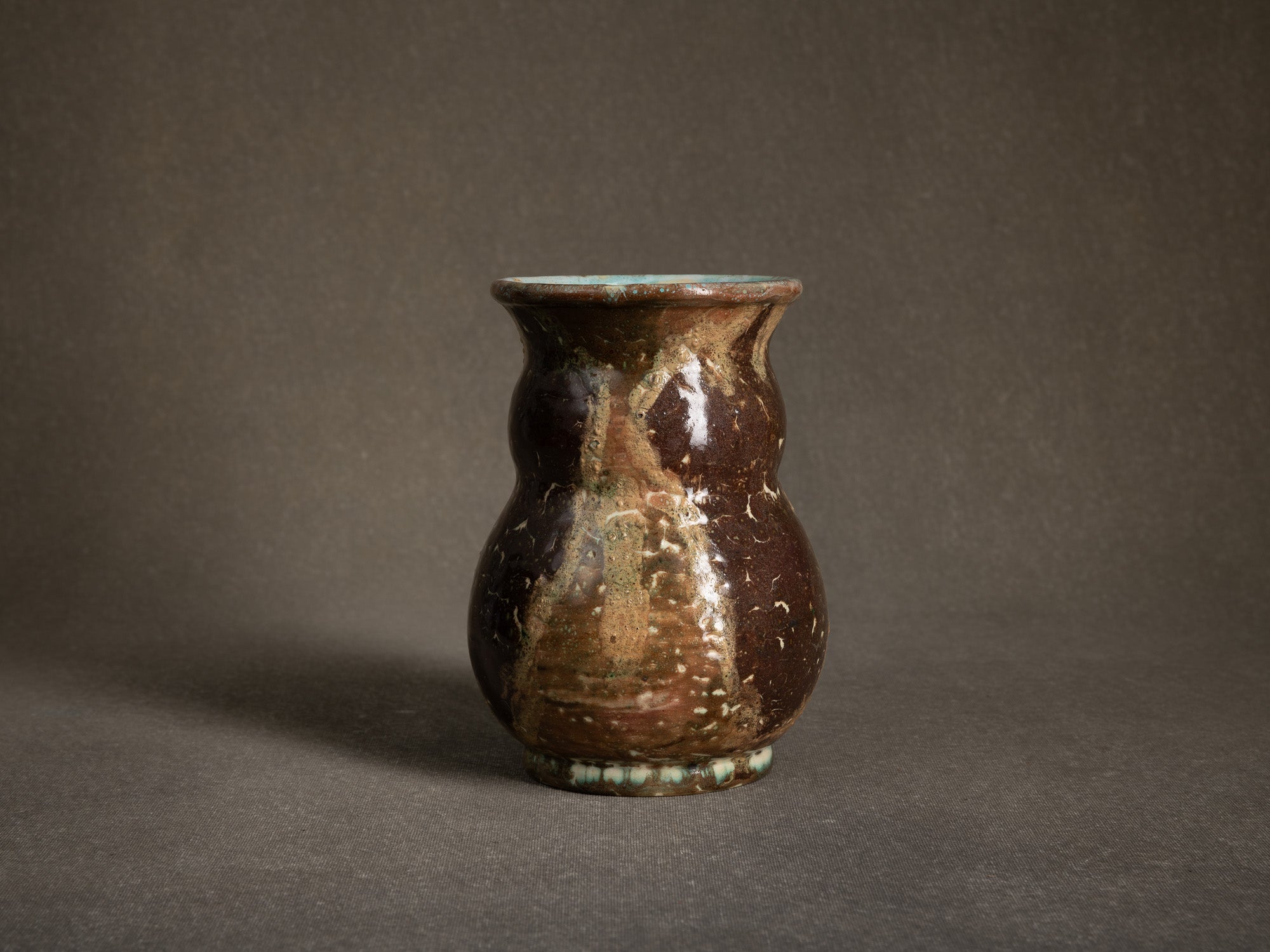 Vase bilobé par Fernand Joris, Belgique (1951-66)..Unique earthenware vase by Fernand Joris, Belgium (1951-66)