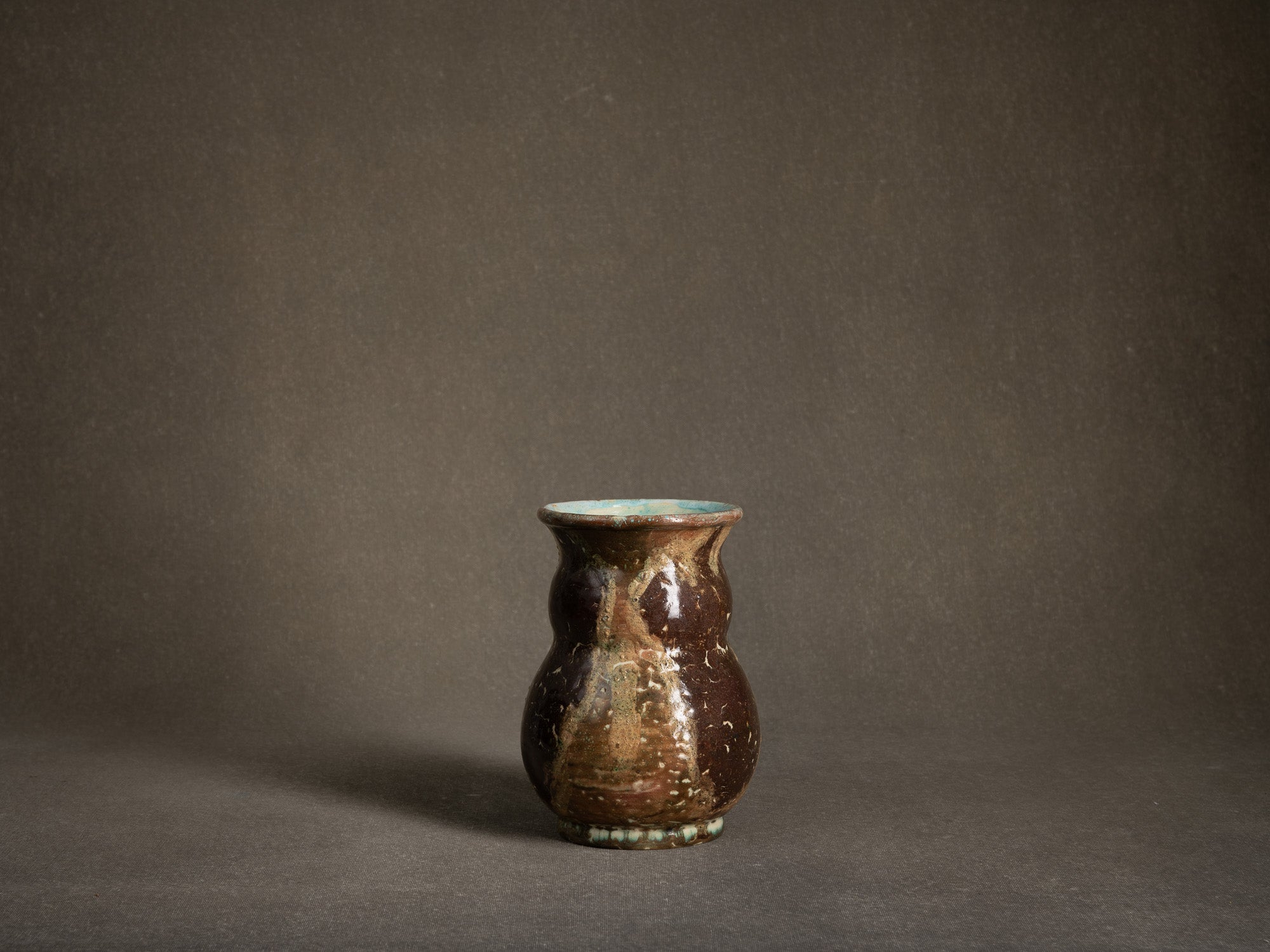 Vase bilobé par Fernand Joris, Belgique (1951-66)..Unique earthenware vase by Fernand Joris, Belgium (1951-66)