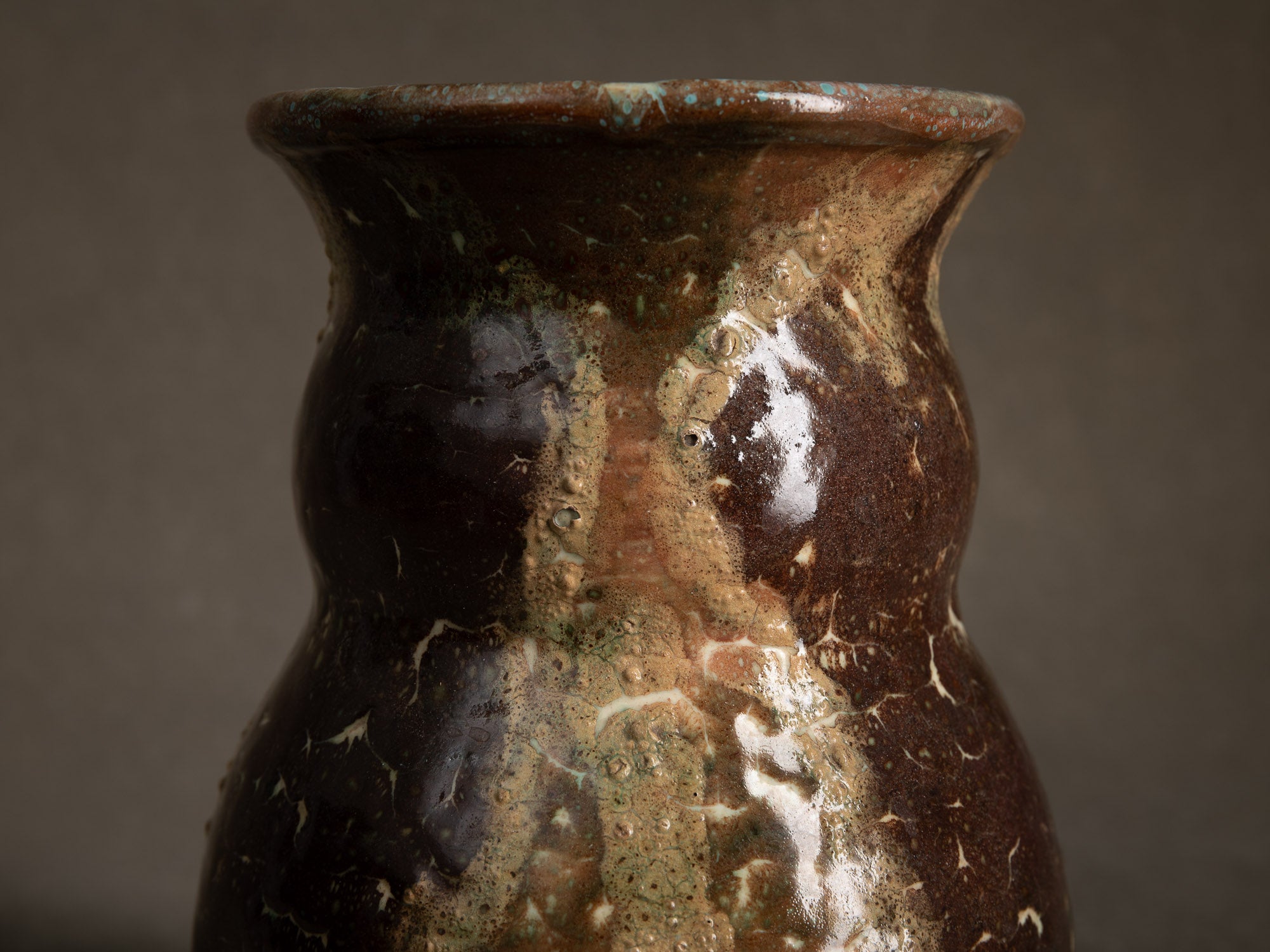 Vase bilobé par Fernand Joris, Belgique (1951-66)..Unique earthenware vase by Fernand Joris, Belgium (1951-66)