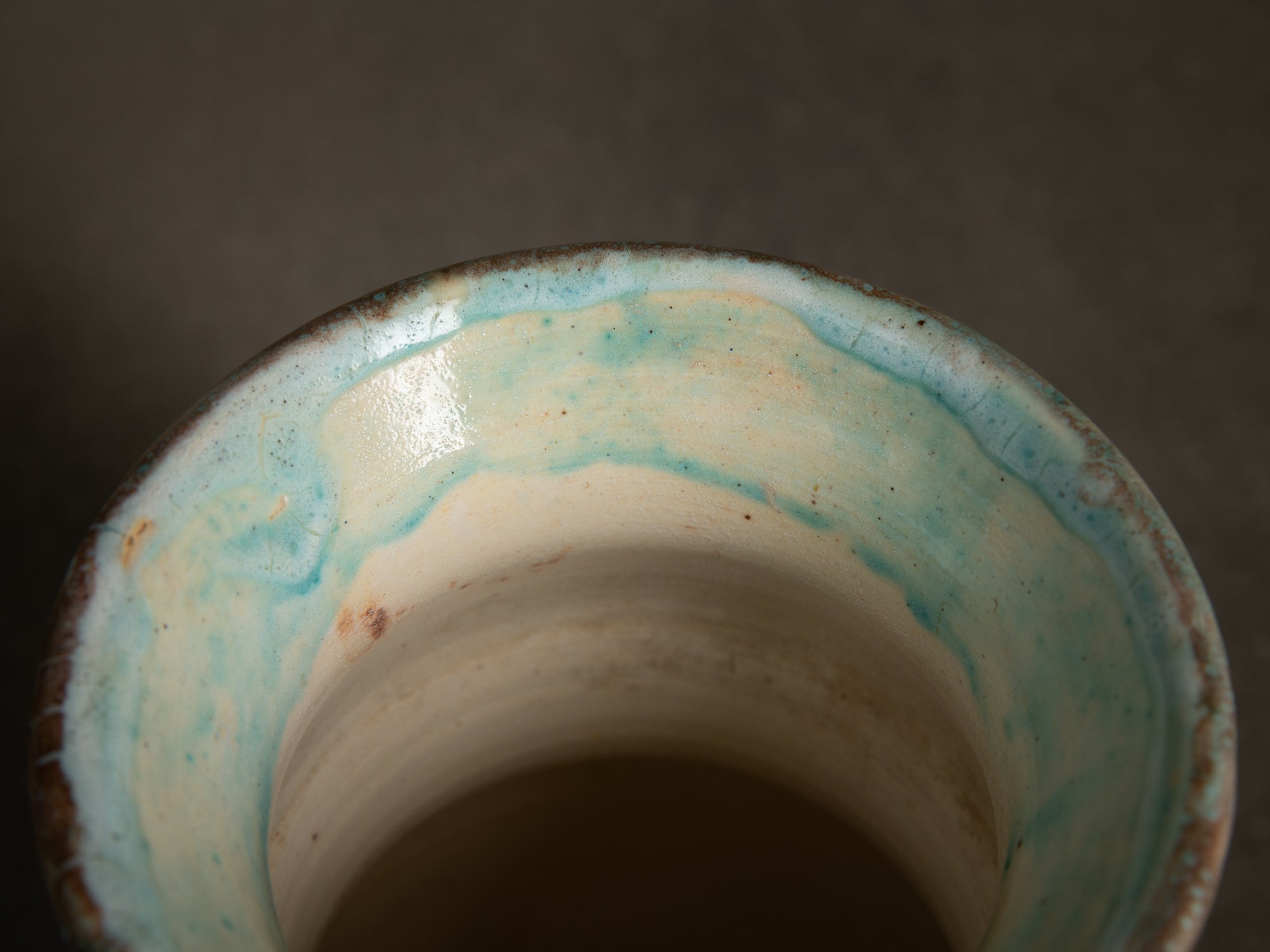 Vase bilobé par Fernand Joris, Belgique (1951-66)..Unique earthenware vase by Fernand Joris, Belgium (1951-66)