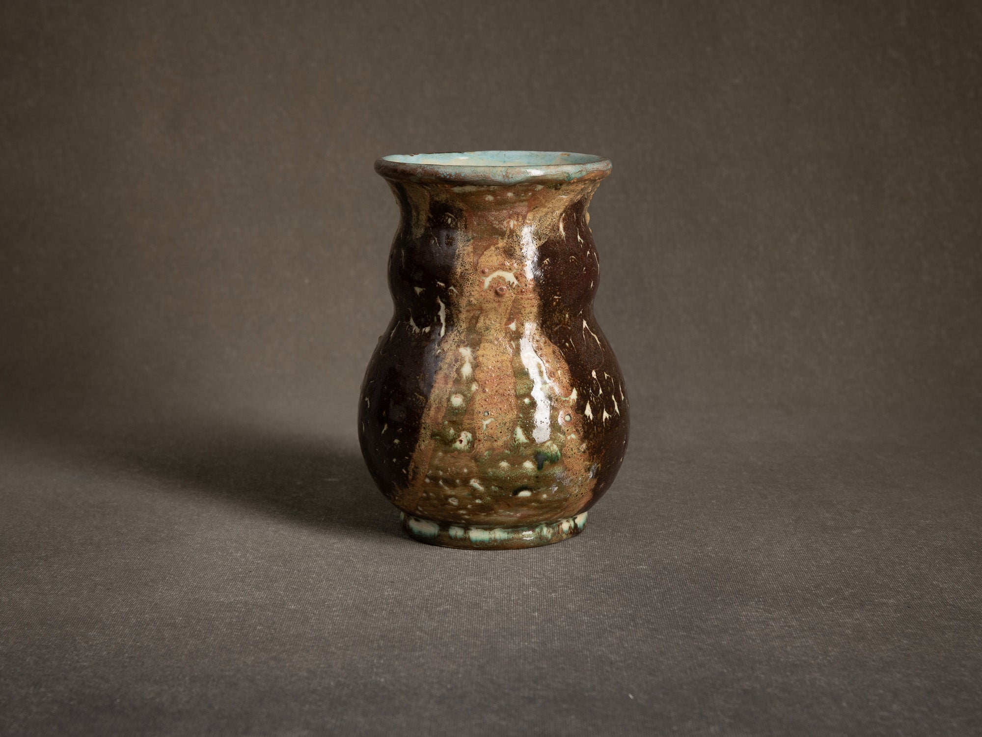 Vase bilobé par Fernand Joris, Belgique (1951-66)..Unique earthenware vase by Fernand Joris, Belgium (1951-66)