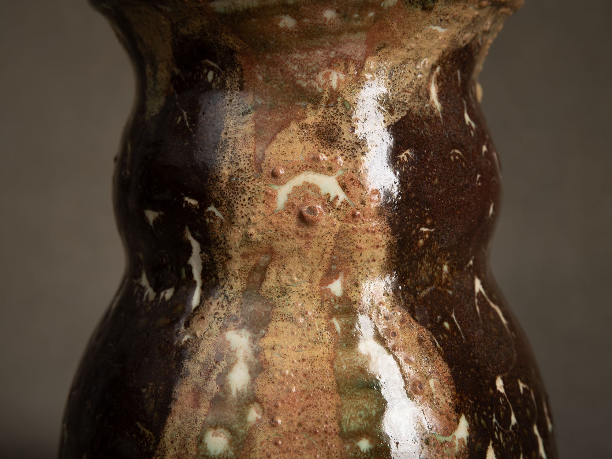 Vase bilobé par Fernand Joris, Belgique (1951-66)..Unique earthenware vase by Fernand Joris, Belgium (1951-66)