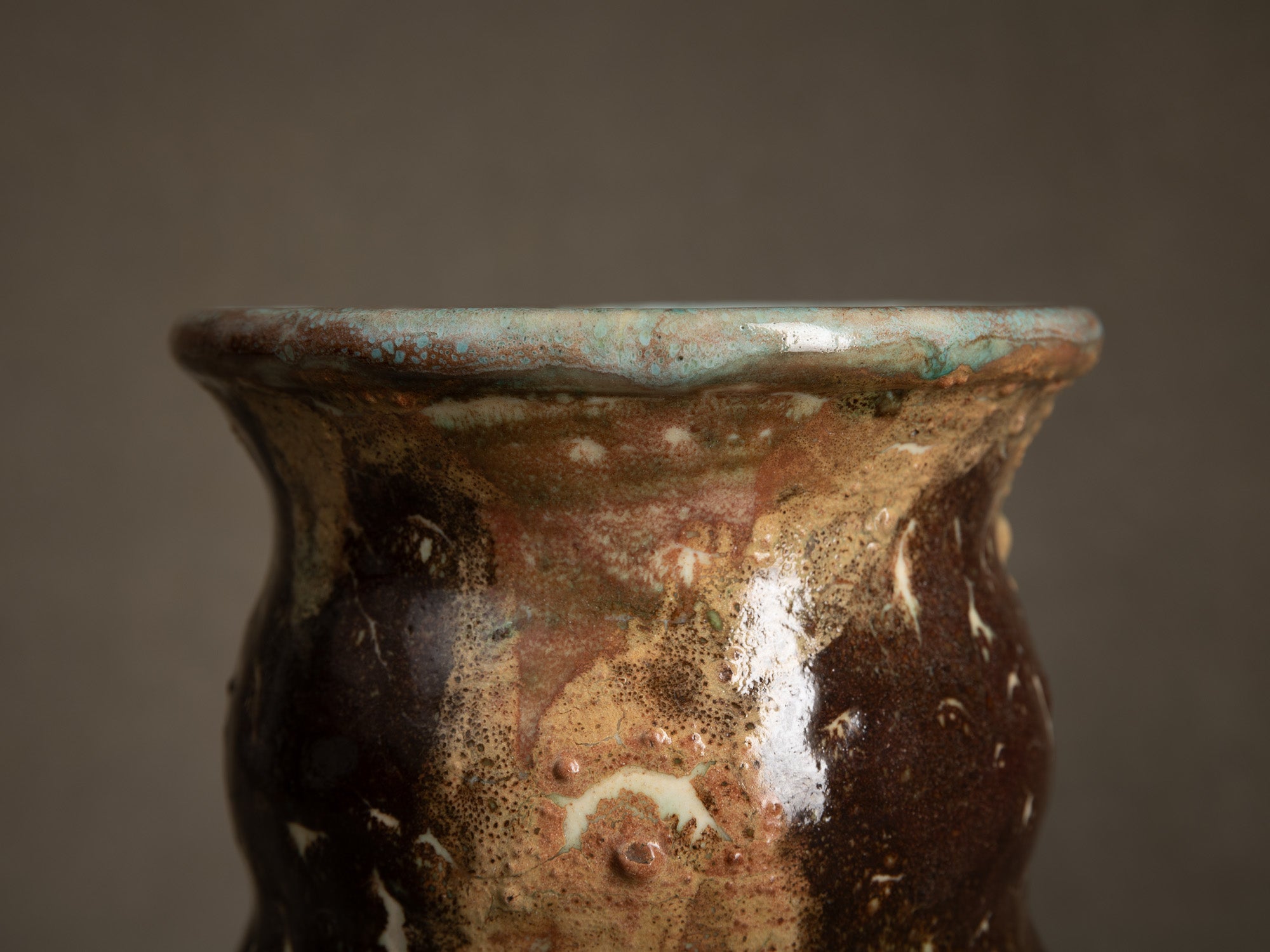 Vase bilobé par Fernand Joris, Belgique (1951-66)..Unique earthenware vase by Fernand Joris, Belgium (1951-66)