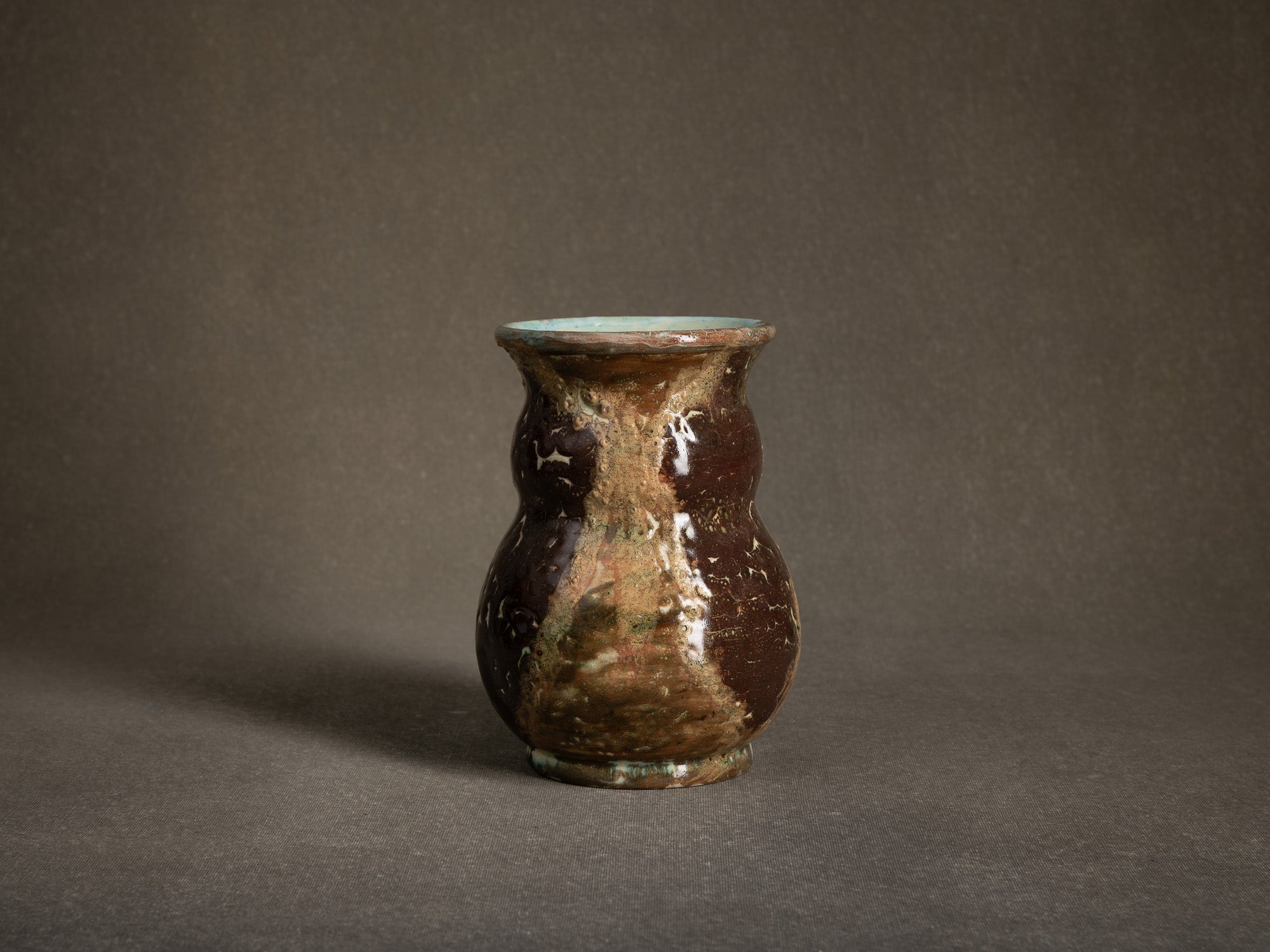 Vase bilobé par Fernand Joris, Belgique (1951-66)..Unique earthenware vase by Fernand Joris, Belgium (1951-66)