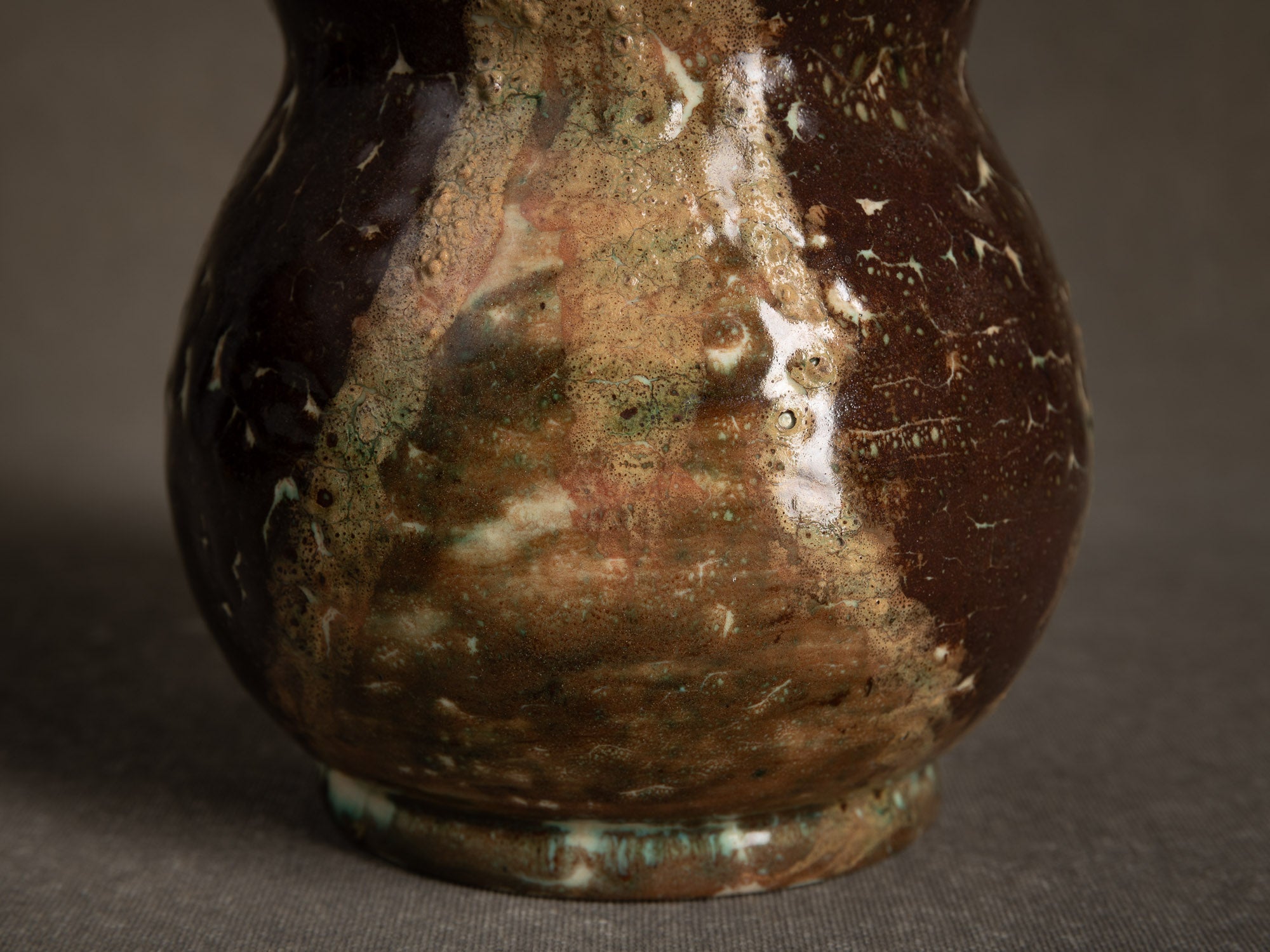 Vase bilobé par Fernand Joris, Belgique (1951-66)..Unique earthenware vase by Fernand Joris, Belgium (1951-66)