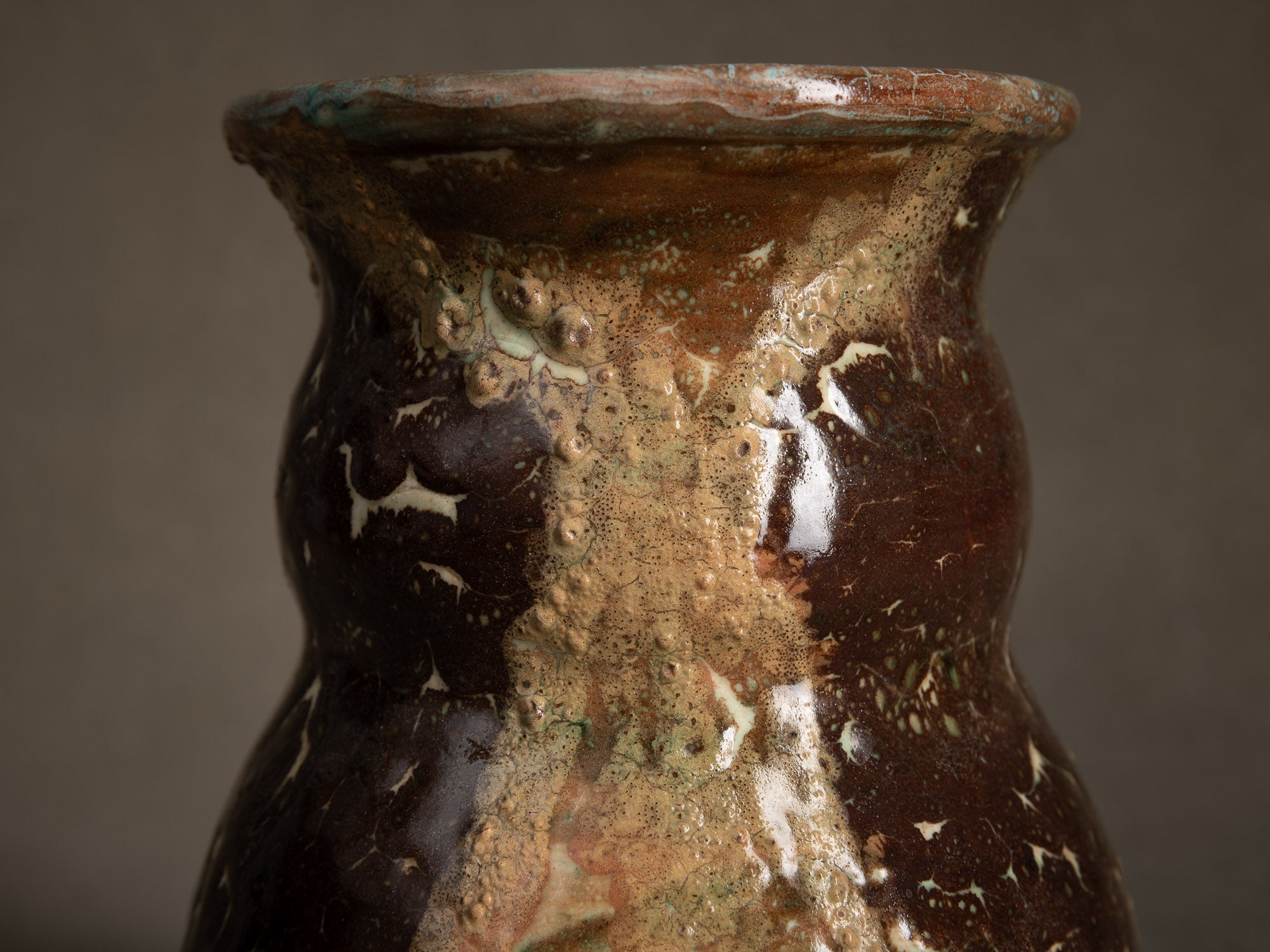 Vase bilobé par Fernand Joris, Belgique (1951-66)..Unique earthenware vase by Fernand Joris, Belgium (1951-66)
