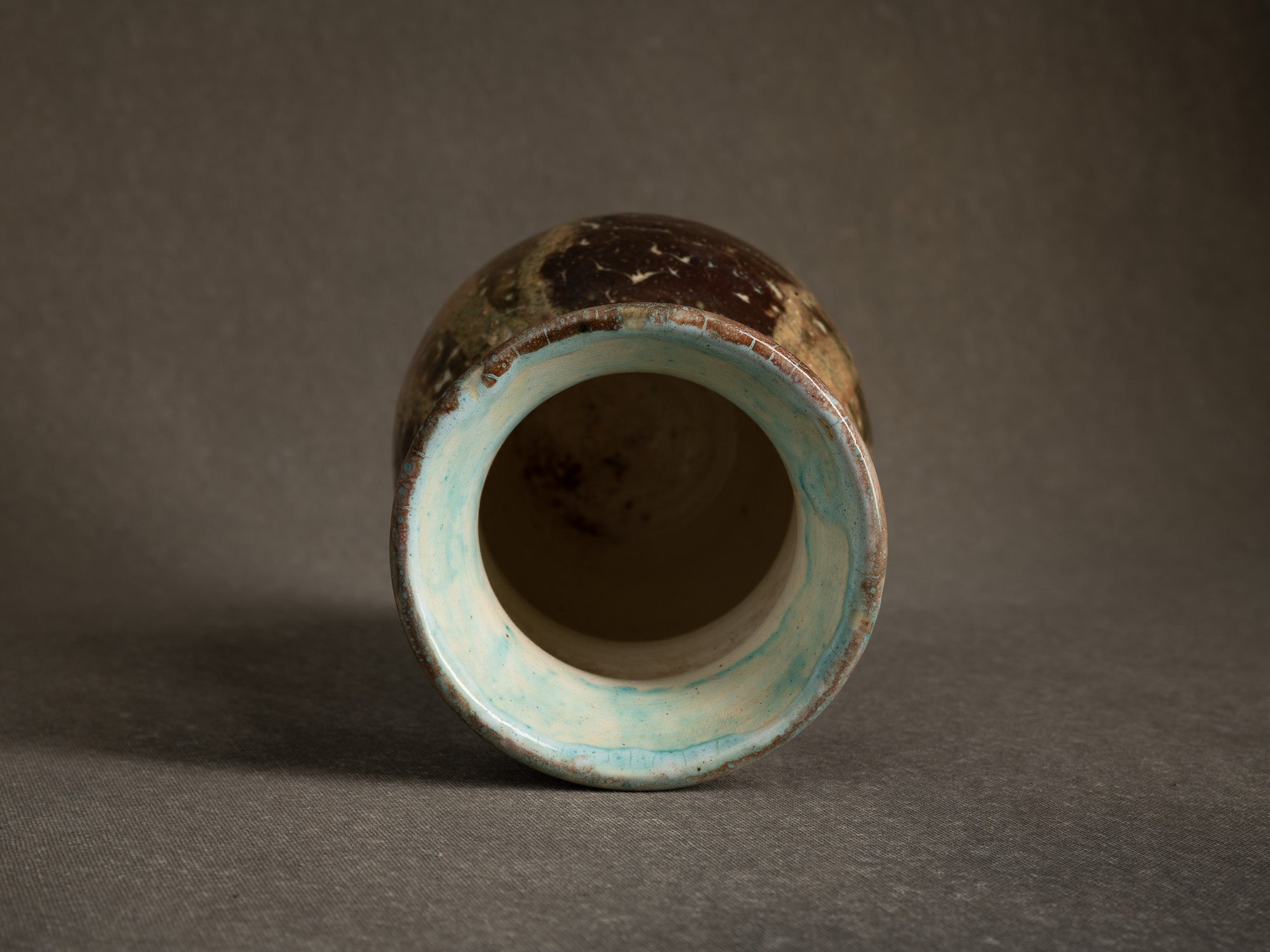 Vase bilobé par Fernand Joris, Belgique (1951-66)..Unique earthenware vase by Fernand Joris, Belgium (1951-66)
