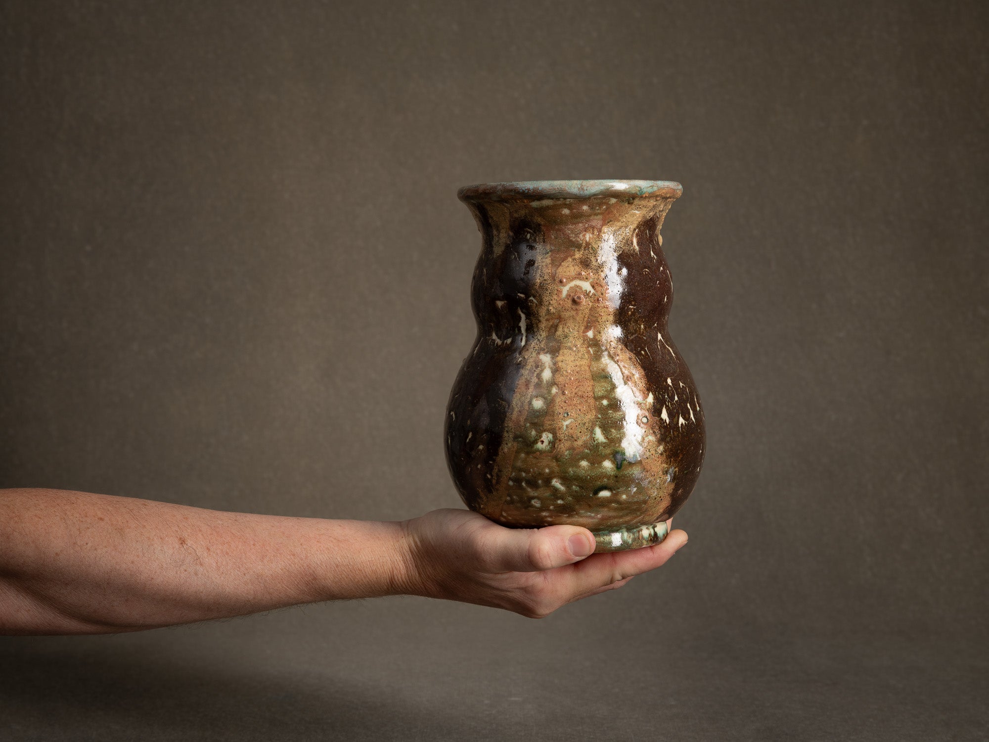 Vase bilobé par Fernand Joris, Belgique (1951-66)..Unique earthenware vase by Fernand Joris, Belgium (1951-66)