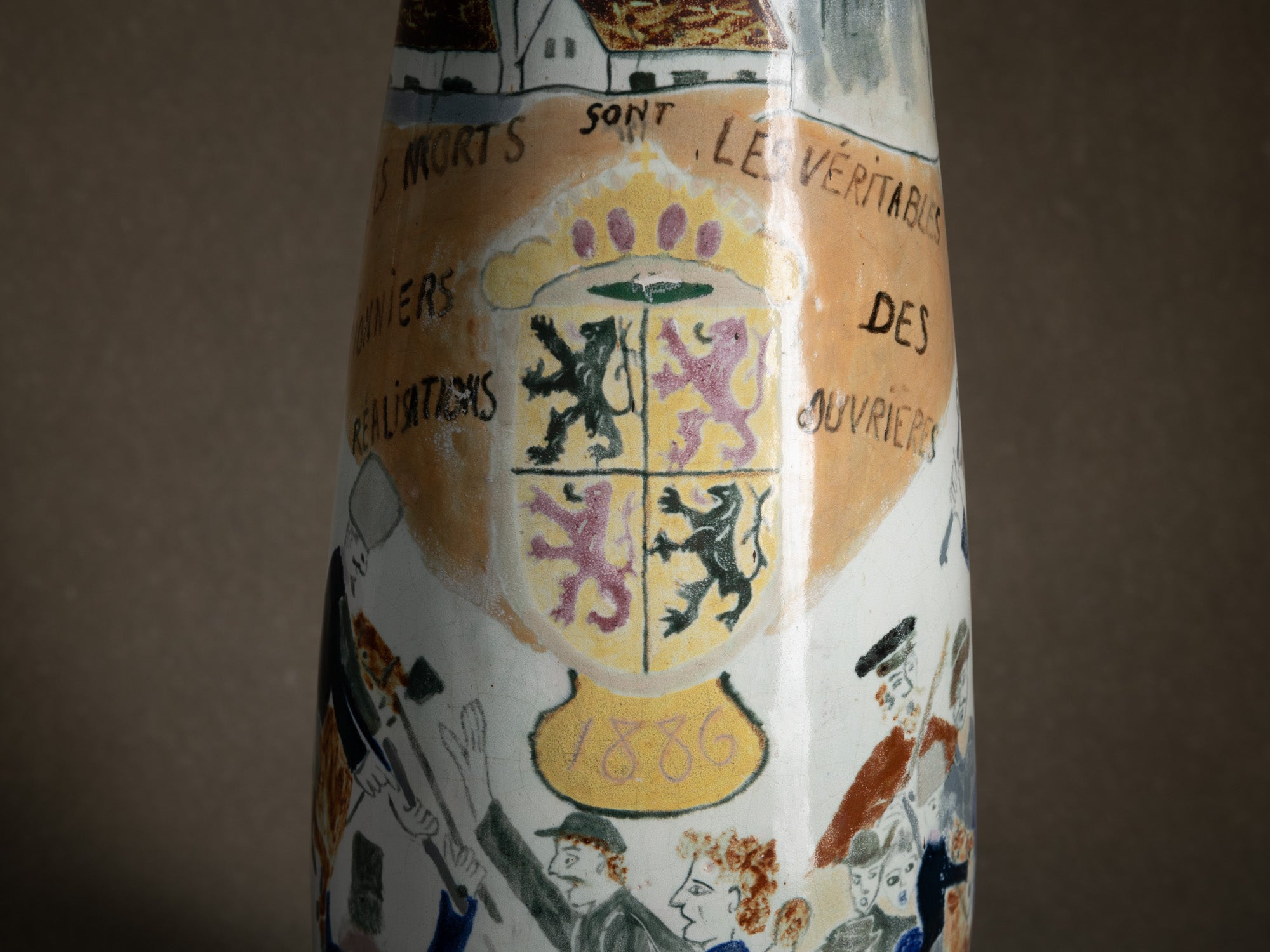 Important vase historié "Les révoltes ouvrières de 1886" par Fernand Joris, Belgique (1951-66)..Unique outsider art clay vase "les révoltes ouvrières de 1886" by Fernand Joris, Belgium (1951-66)