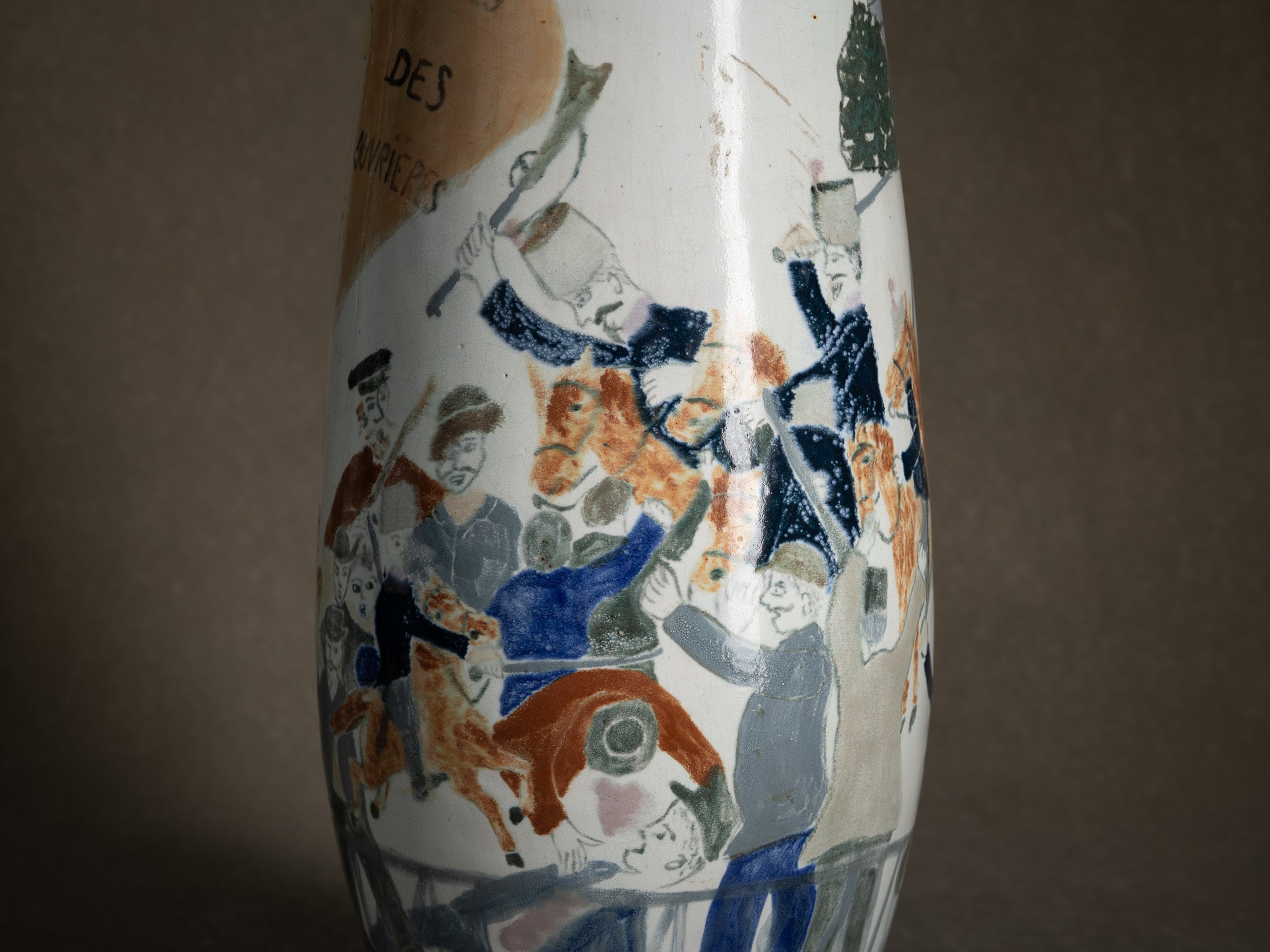 Important vase historié "Les révoltes ouvrières de 1886" par Fernand Joris, Belgique (1951-66)..Unique outsider art clay vase "les révoltes ouvrières de 1886" by Fernand Joris, Belgium (1951-66)