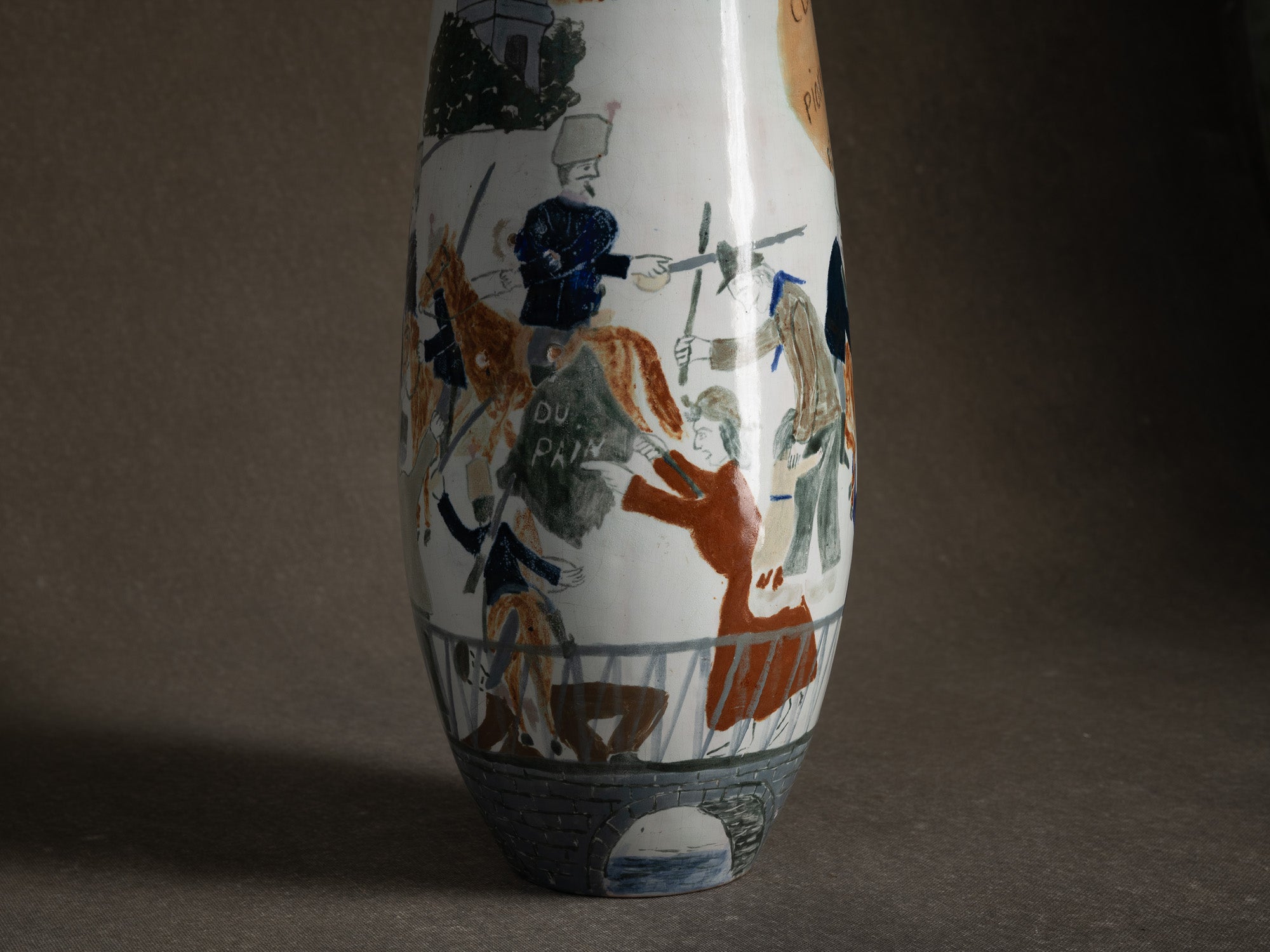 Important vase historié "Les révoltes ouvrières de 1886" par Fernand Joris, Belgique (1951-66)..Unique outsider art clay vase "les révoltes ouvrières de 1886" by Fernand Joris, Belgium (1951-66)