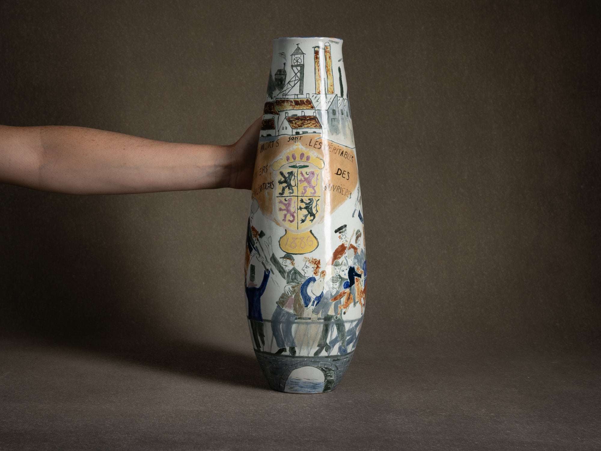 Important vase historié "Les révoltes ouvrières de 1886" par Fernand Joris, Belgique (1951-66)..Unique outsider art clay vase "les révoltes ouvrières de 1886" by Fernand Joris, Belgium (1951-66)