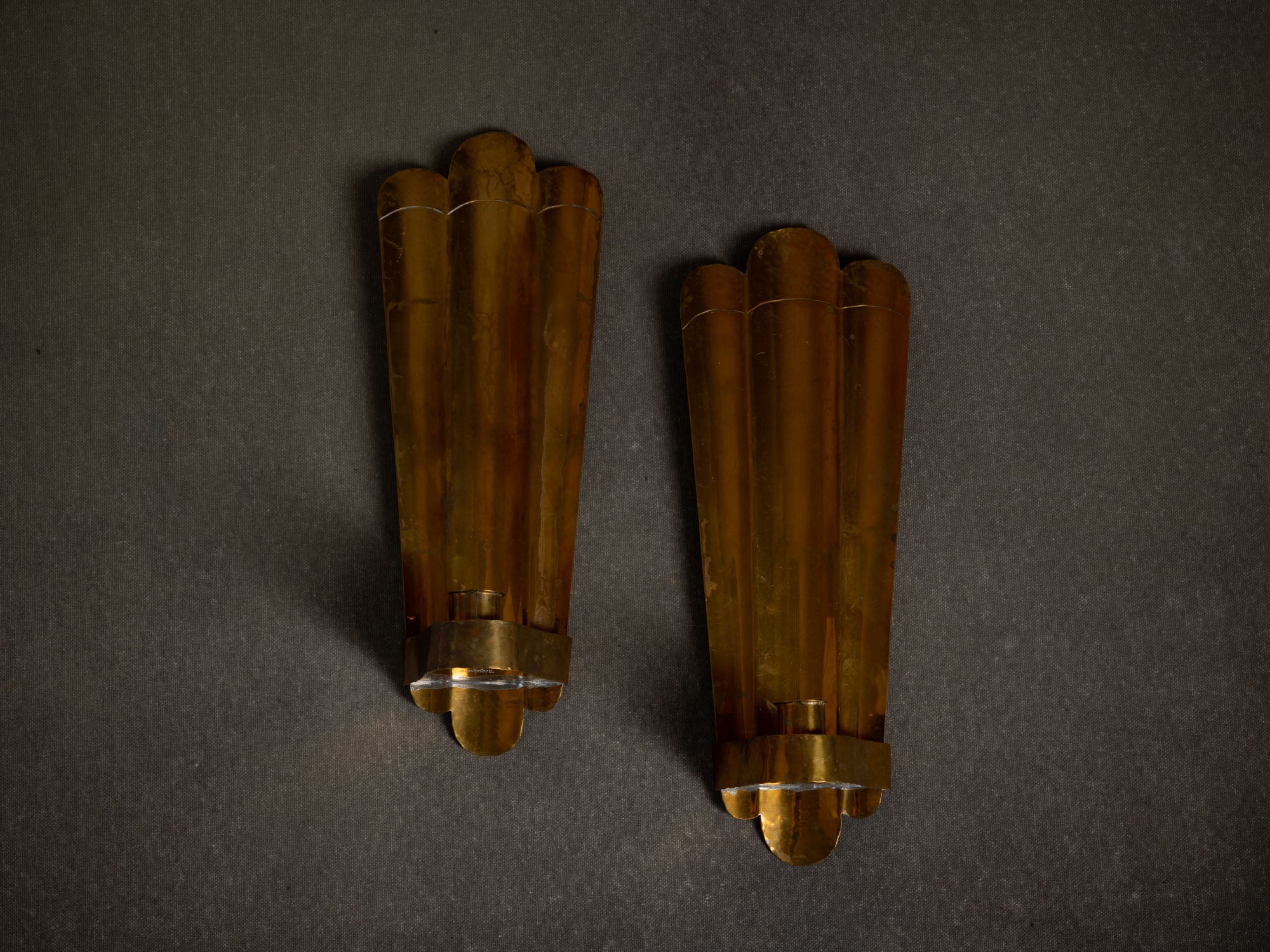 Paire de miroirs d'appliques muraux en laiton par E. Erickson, Suède (vers 1900-20)..Pair of Japanese inspired brass wall sconce mirrors by E. Erickson, Sweden (circa 1900-20)