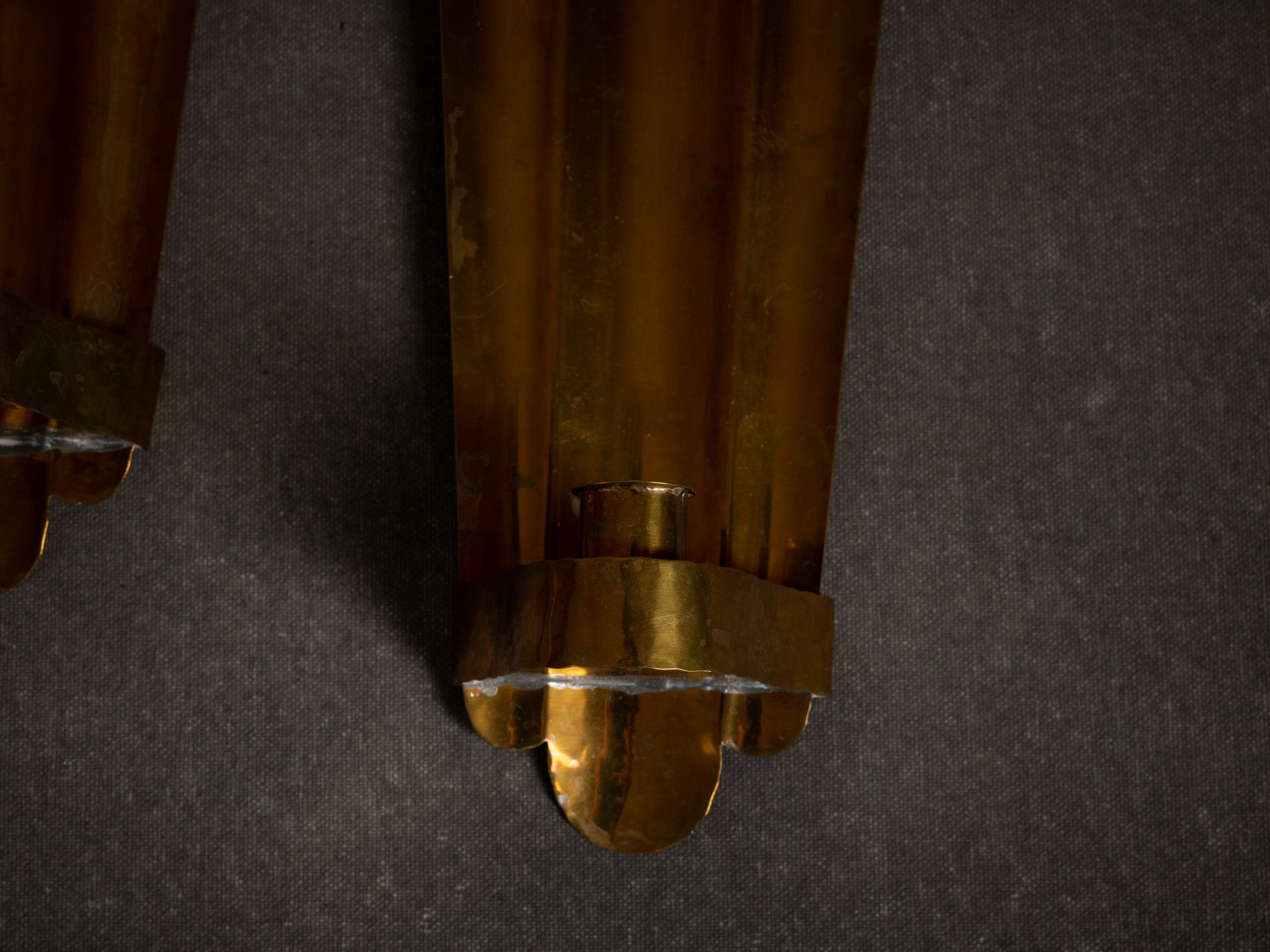 Paire de miroirs d'appliques muraux en laiton par E. Erickson, Suède (vers 1900-20)..Pair of Japanese inspired brass wall sconce mirrors by E. Erickson, Sweden (circa 1900-20)