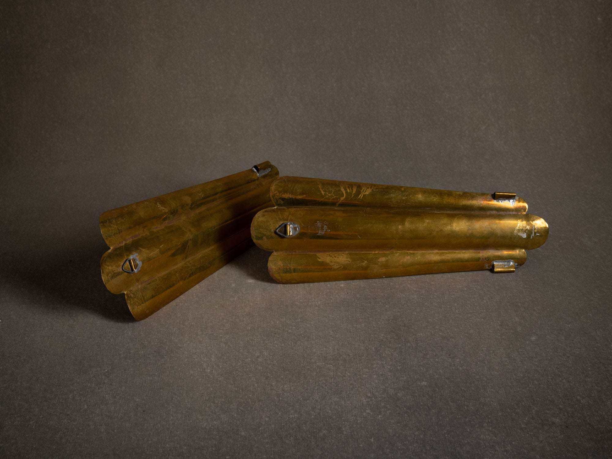 Paire de miroirs d'appliques muraux en laiton par E. Erickson, Suède (vers 1900-20)..Pair of Japanese inspired brass wall sconce mirrors by E. Erickson, Sweden (circa 1900-20)