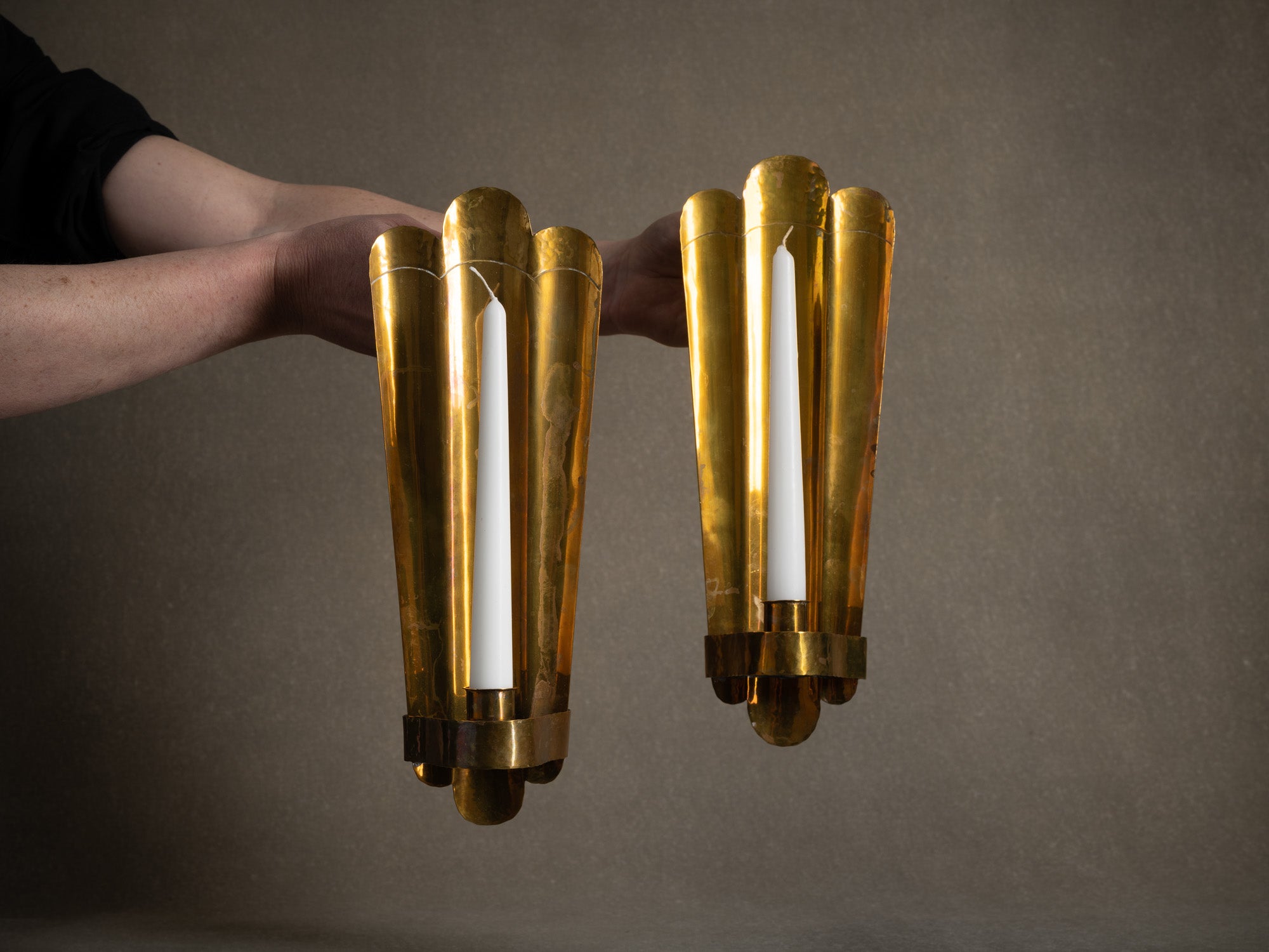 Paire de miroirs d'appliques muraux en laiton par E. Erickson, Suède (vers 1900-20)..Pair of Japanese inspired brass wall sconce mirrors by E. Erickson, Sweden (circa 1900-20)