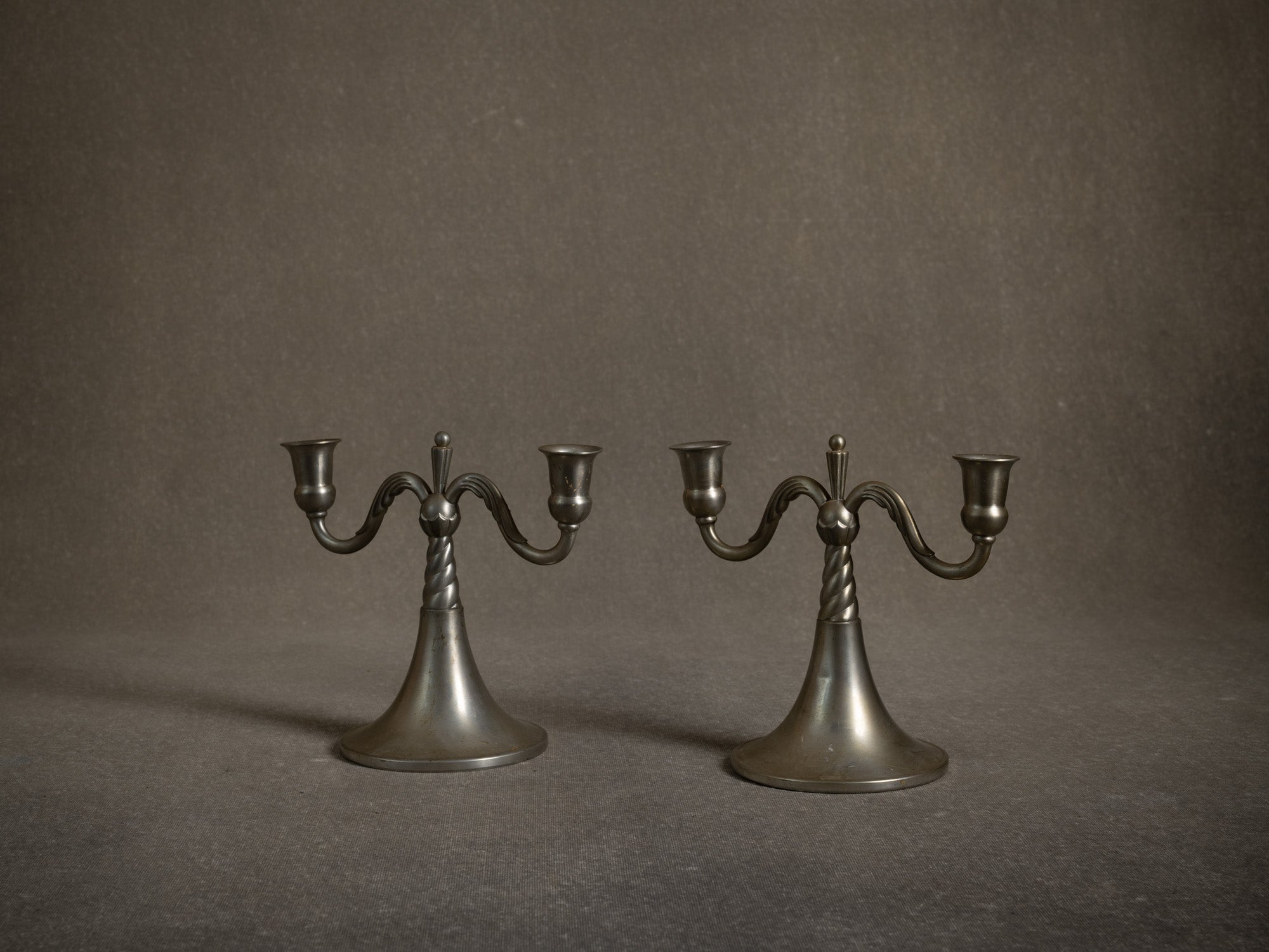 Paire de bougeoirs / candélabres de table en étain par Lundin & Lindberg Svenskt Tenn, Suède (1933-34)..Pair of pewter candle holders / table candelabra by Lundin & Lindberg Svenskt Tenn, Sweden (1933-34)