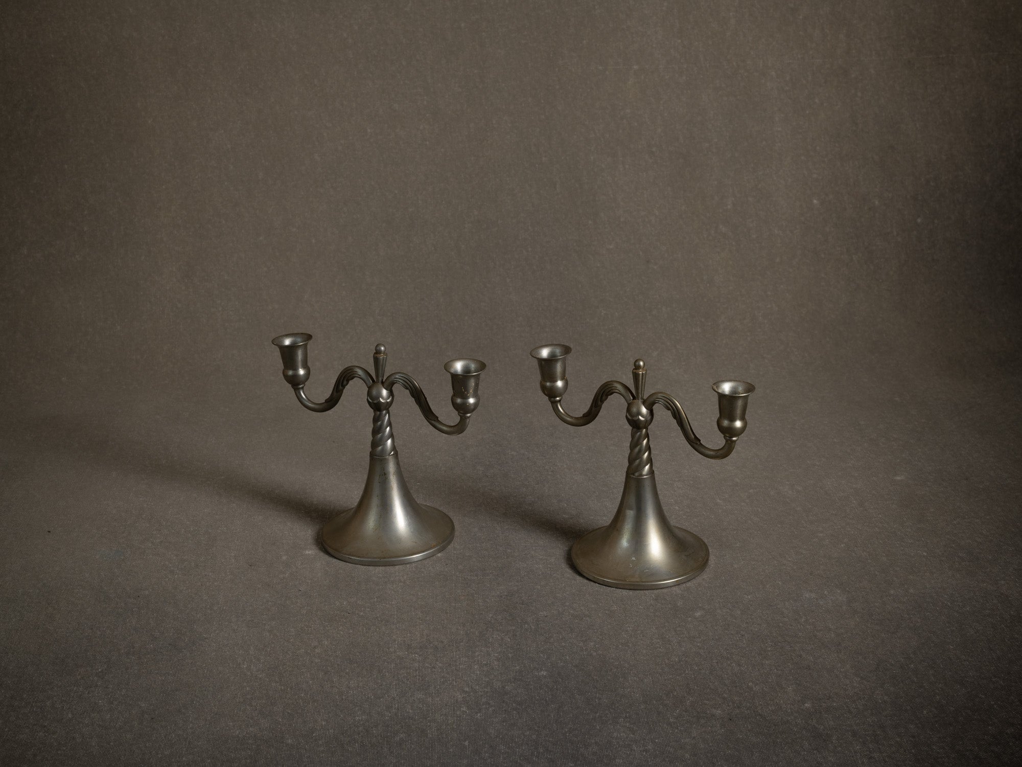 Paire de bougeoirs / candélabres de table en étain par Lundin & Lindberg Svenskt Tenn, Suède (1933-34)..Pair of pewter candle holders / table candelabra by Lundin & Lindberg Svenskt Tenn, Sweden (1933-34)