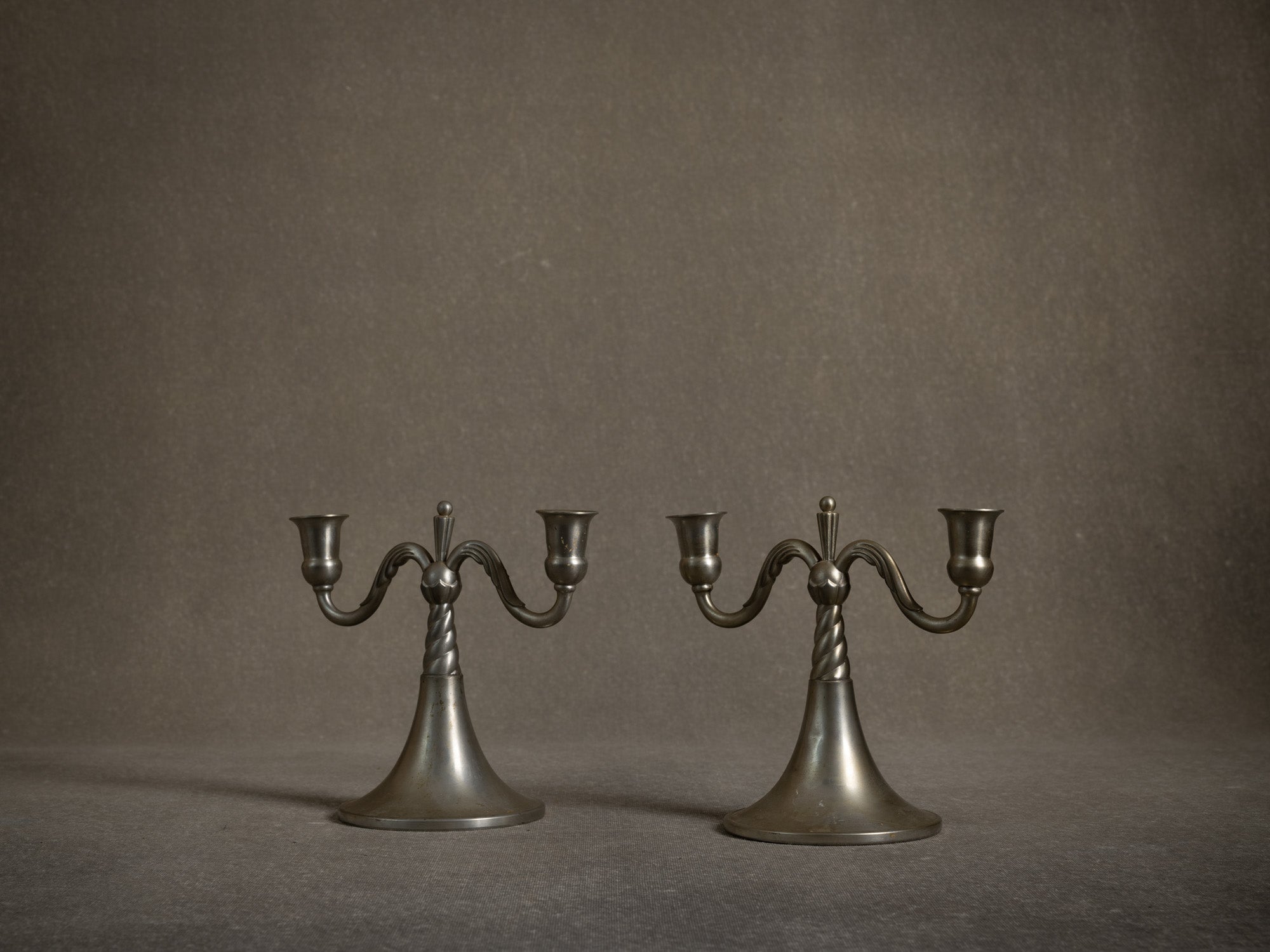 Paire de bougeoirs / candélabres de table en étain par Lundin & Lindberg Svenskt Tenn, Suède (1933-34)..Pair of pewter candle holders / table candelabra by Lundin & Lindberg Svenskt Tenn, Sweden (1933-34)
