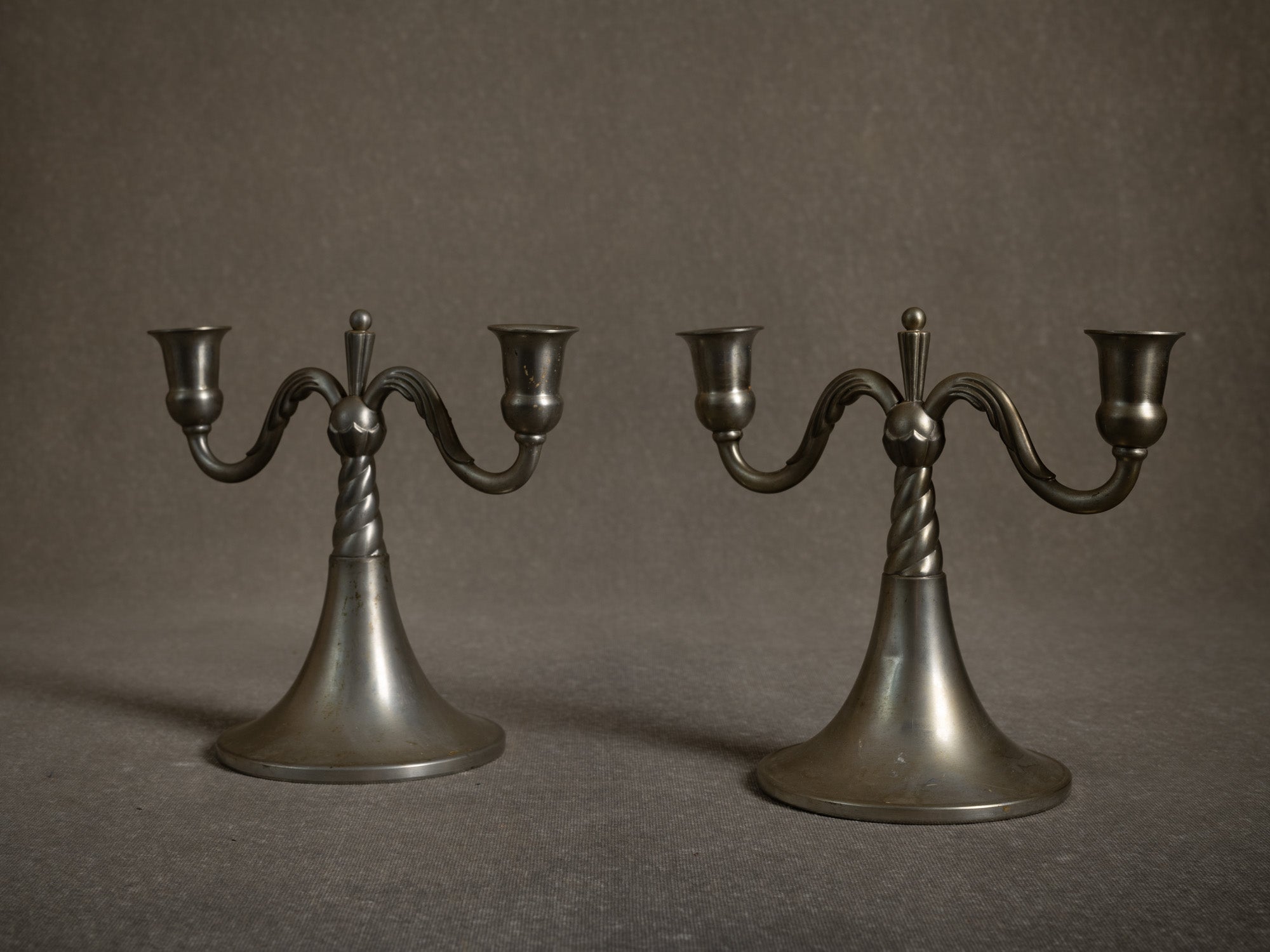 Paire de bougeoirs / candélabres de table en étain par Lundin & Lindberg Svenskt Tenn, Suède (1933-34)..Pair of pewter candle holders / table candelabra by Lundin & Lindberg Svenskt Tenn, Sweden (1933-34)