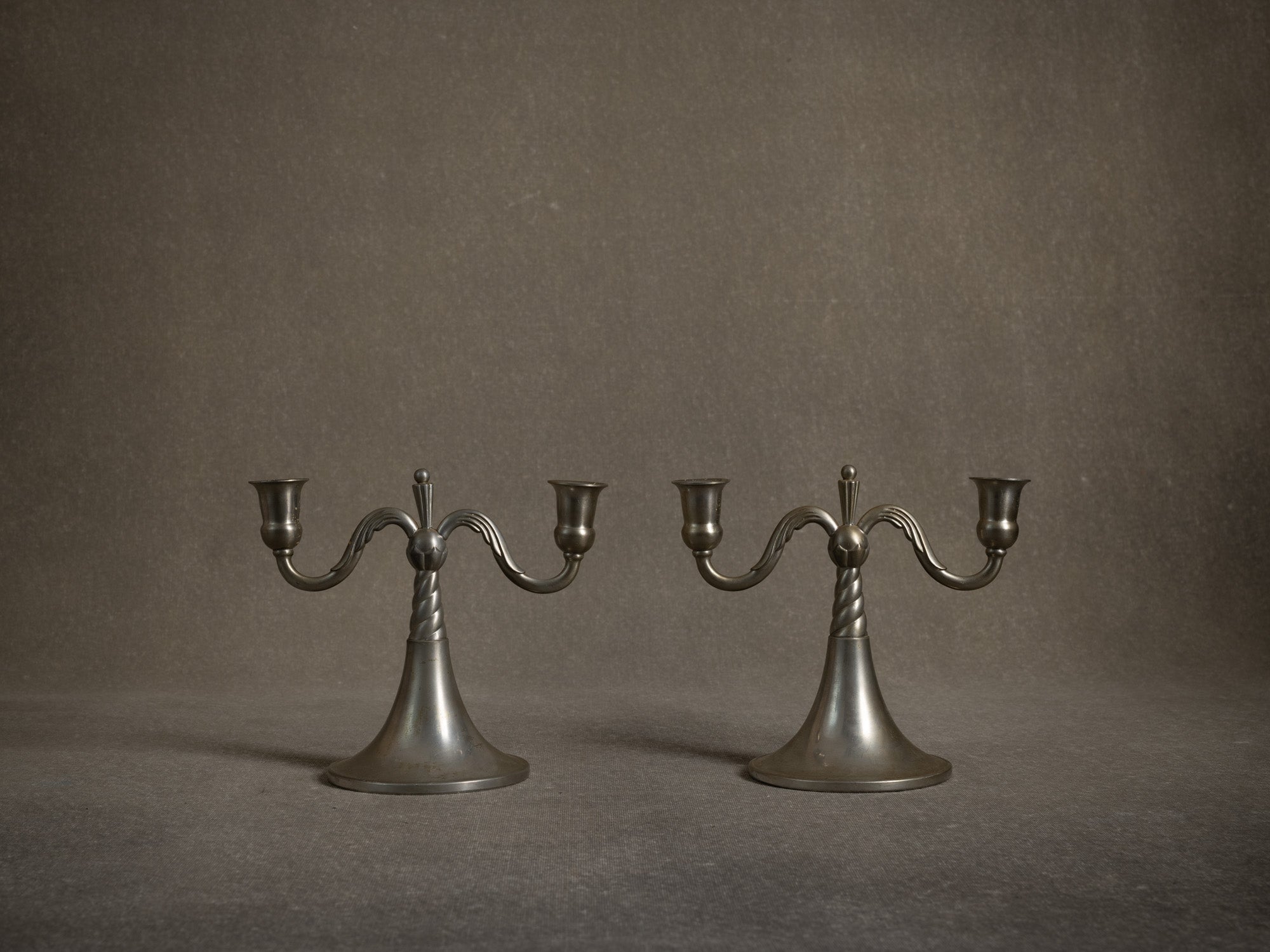 Paire de bougeoirs / candélabres de table en étain par Lundin & Lindberg Svenskt Tenn, Suède (1933-34)..Pair of pewter candle holders / table candelabra by Lundin & Lindberg Svenskt Tenn, Sweden (1933-34)
