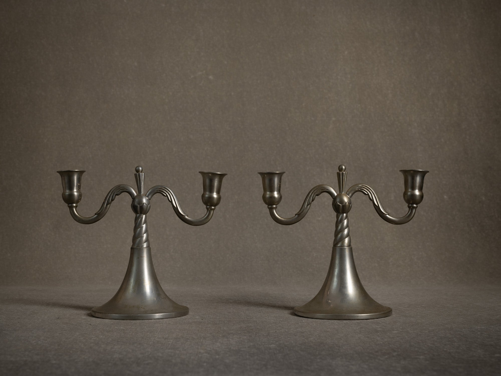 Paire de bougeoirs / candélabres de table en étain par Lundin & Lindberg Svenskt Tenn, Suède (1933-34)..Pair of pewter candle holders / table candelabra by Lundin & Lindberg Svenskt Tenn, Sweden (1933-34)