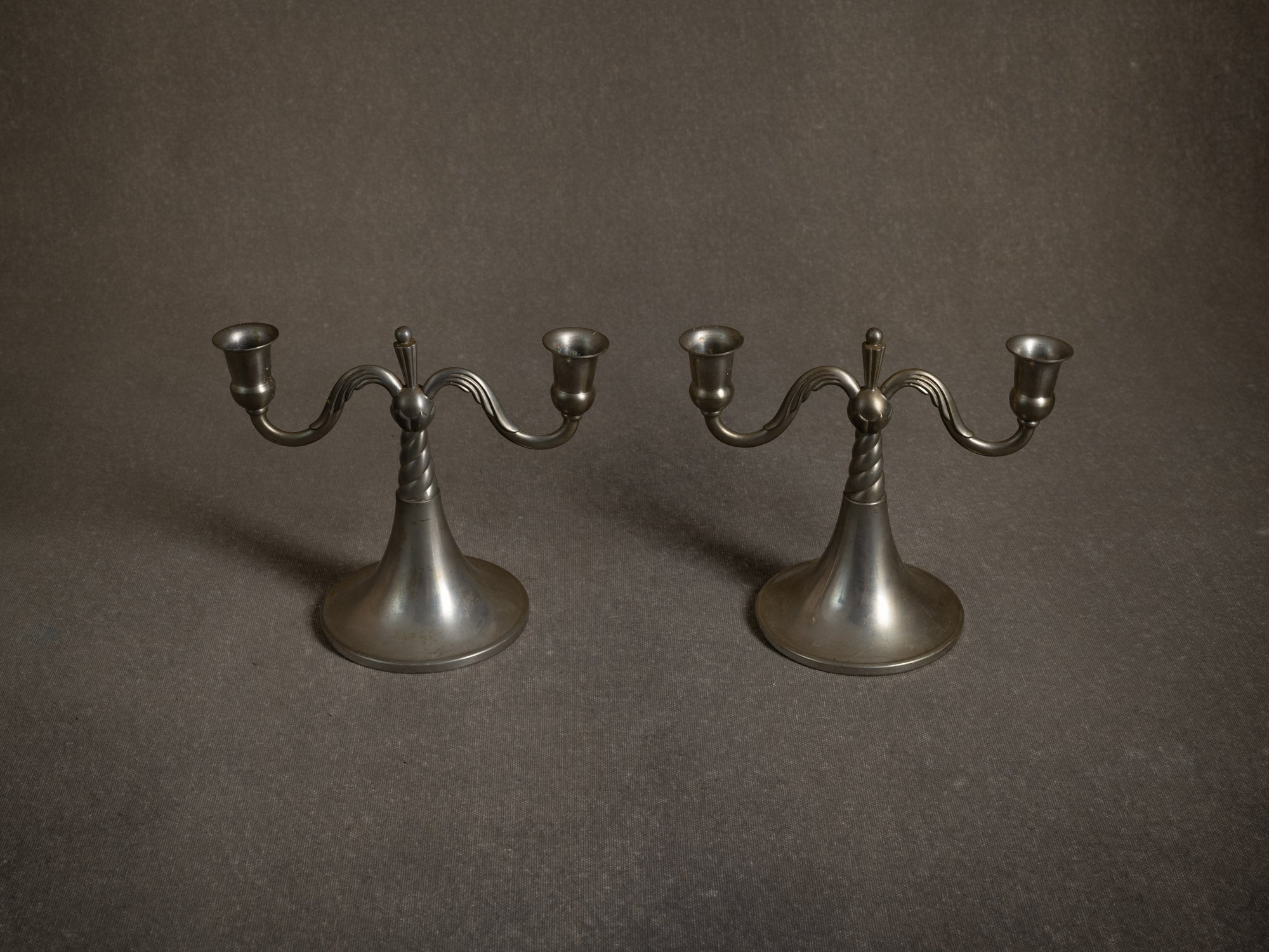 Paire de bougeoirs / candélabres de table en étain par Lundin & Lindberg Svenskt Tenn, Suède (1933-34)..Pair of pewter candle holders / table candelabra by Lundin & Lindberg Svenskt Tenn, Sweden (1933-34)